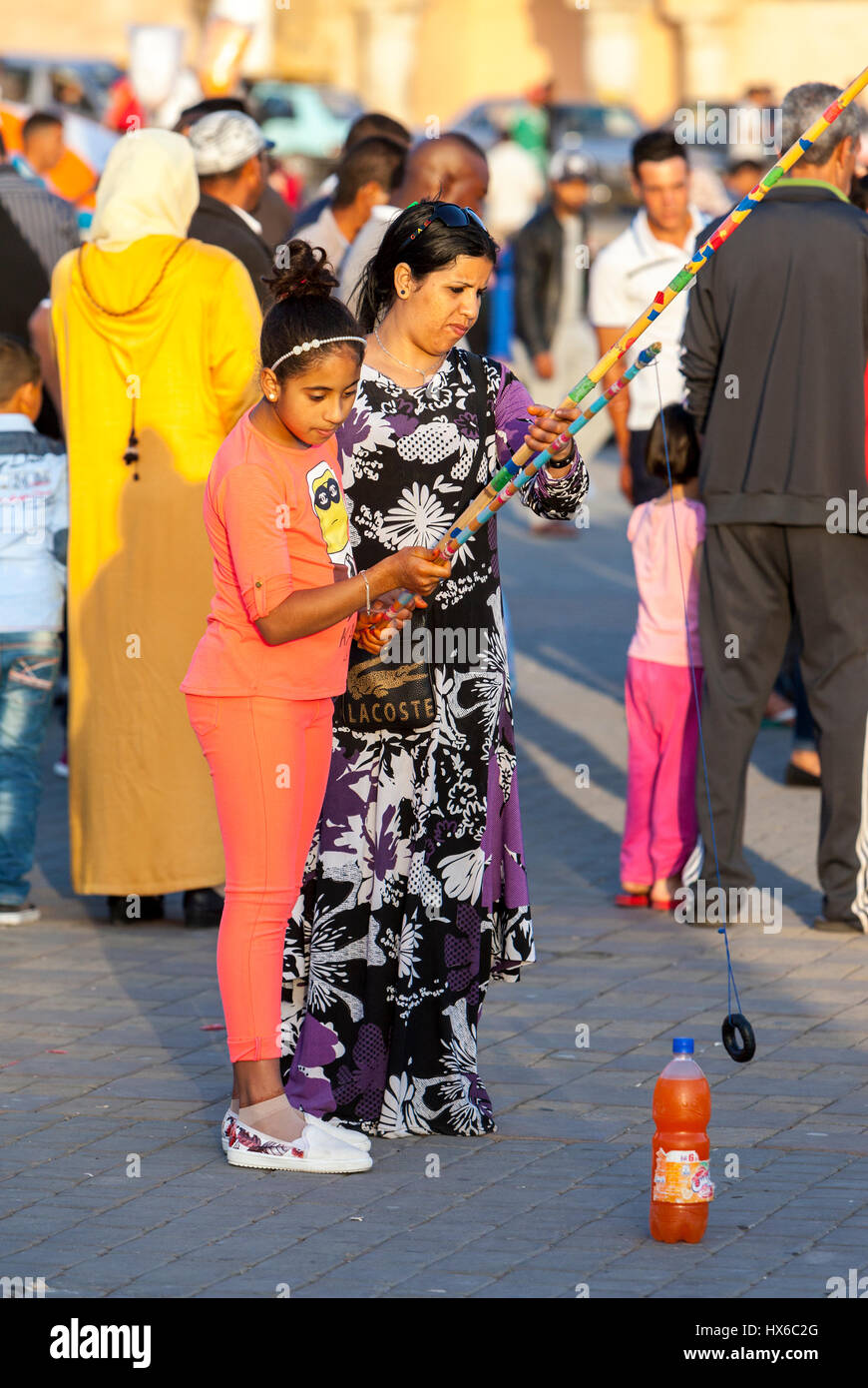 Meknes, Marocco. Madre e figlia la riproduzione di un gioco di abilità nel luogo Hedime. Foto Stock