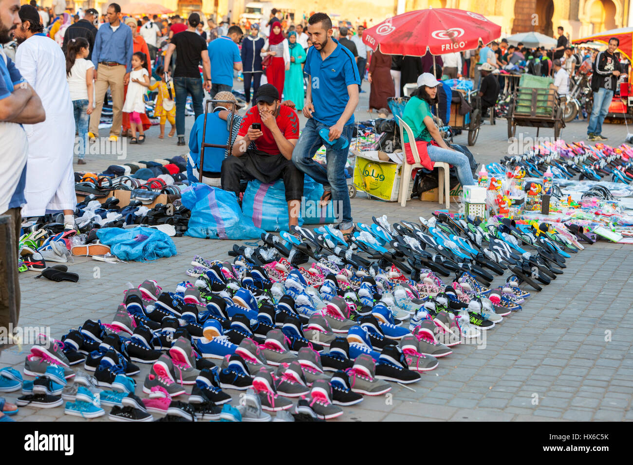 Meknes, Marocco. Scarpe e sandali (flip-flop) in vendita nel luogo Hedime. Foto Stock