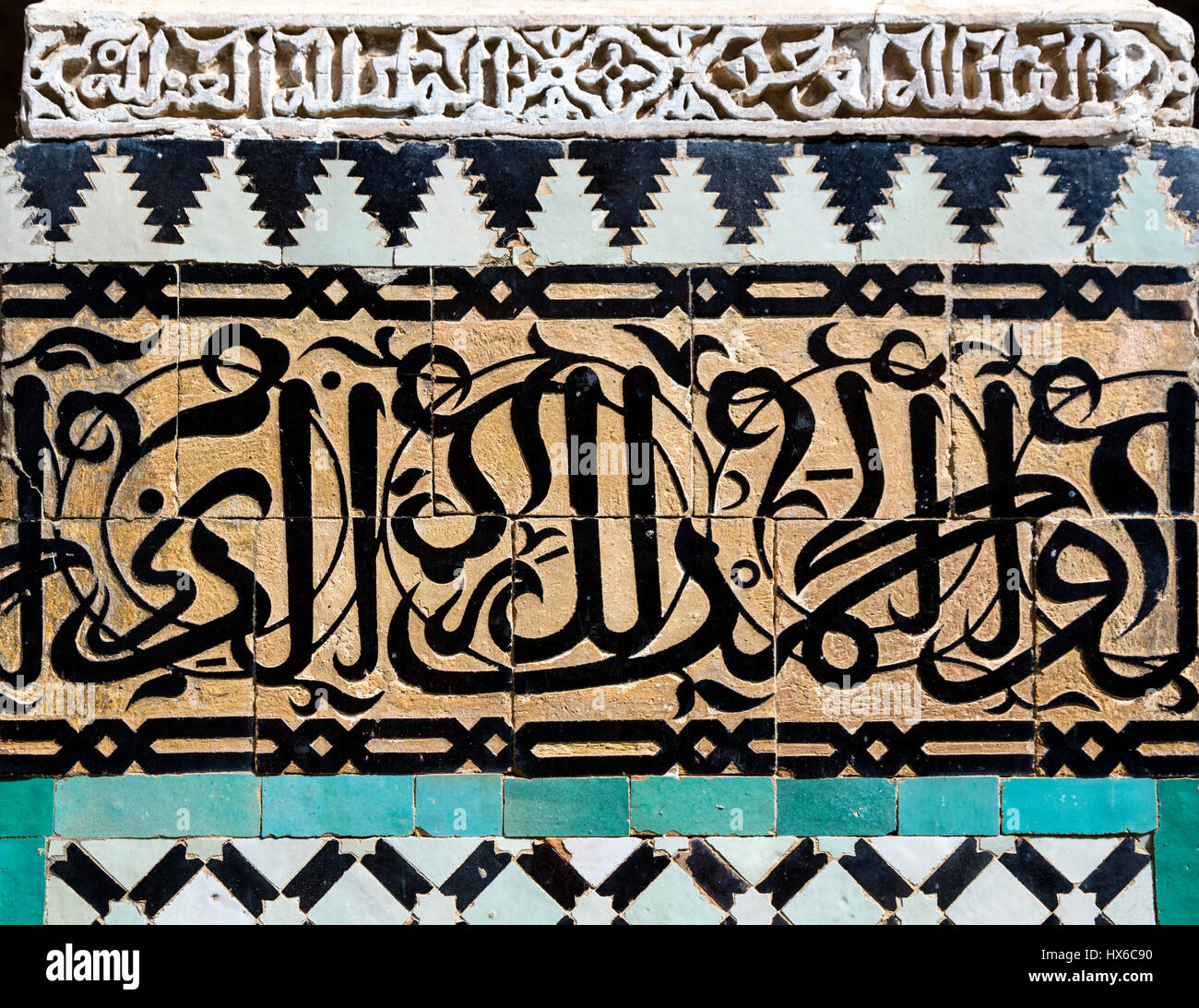 Meknes, Marocco. Medersa Bou Inania, 14th. Secolo. Calligrafia su piastrelle decorative su una colonna. Foto Stock