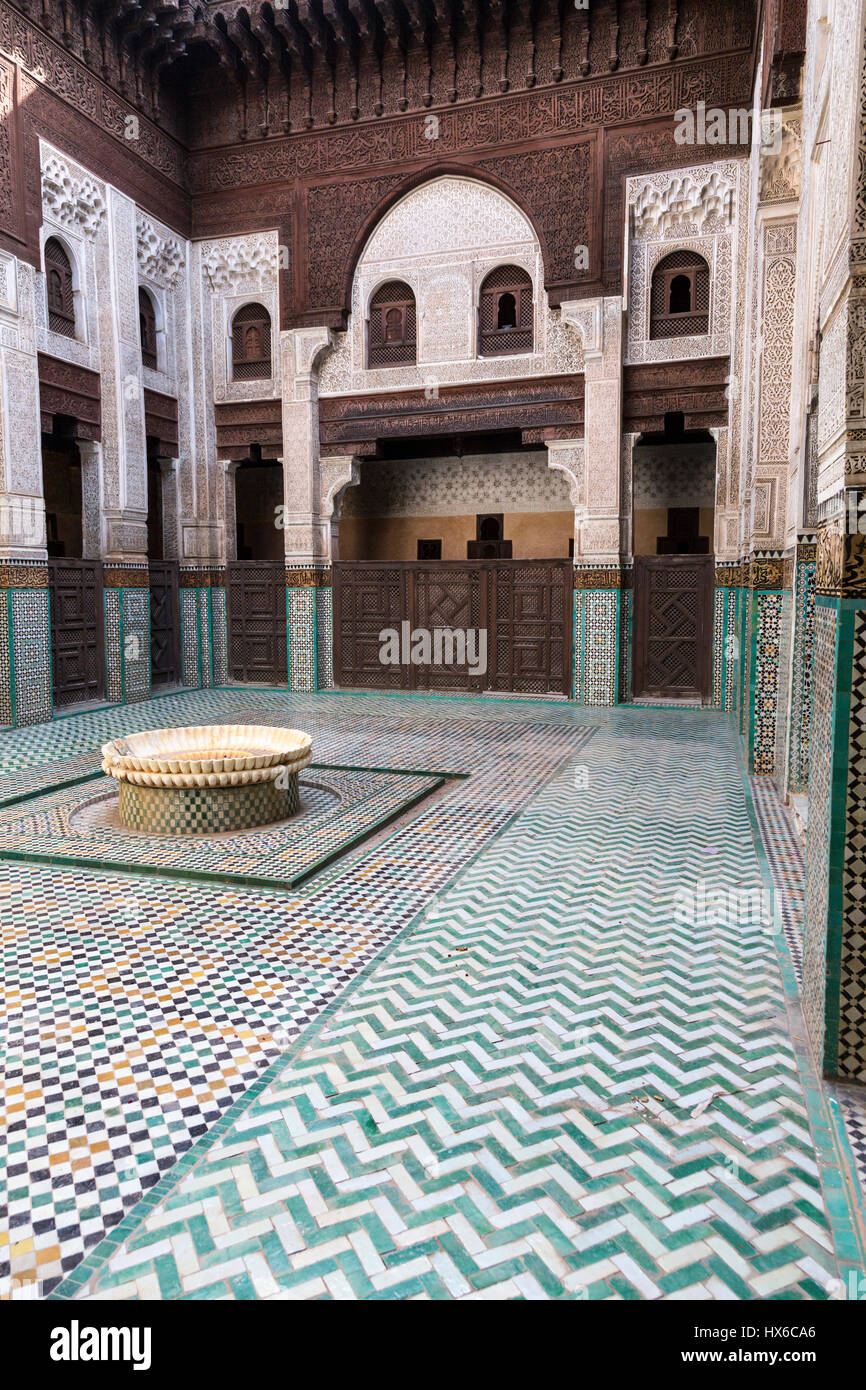 Meknes, Marocco. Medersa Bou Inania, 14th. Secolo. Cortile interno e una fontana. Foto Stock