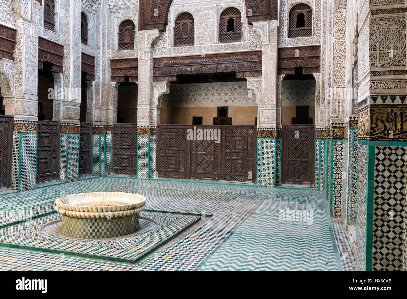 Meknes, Marocco. Medersa Bou Inania, 14th. Secolo. Cortile interno e una fontana. Foto Stock