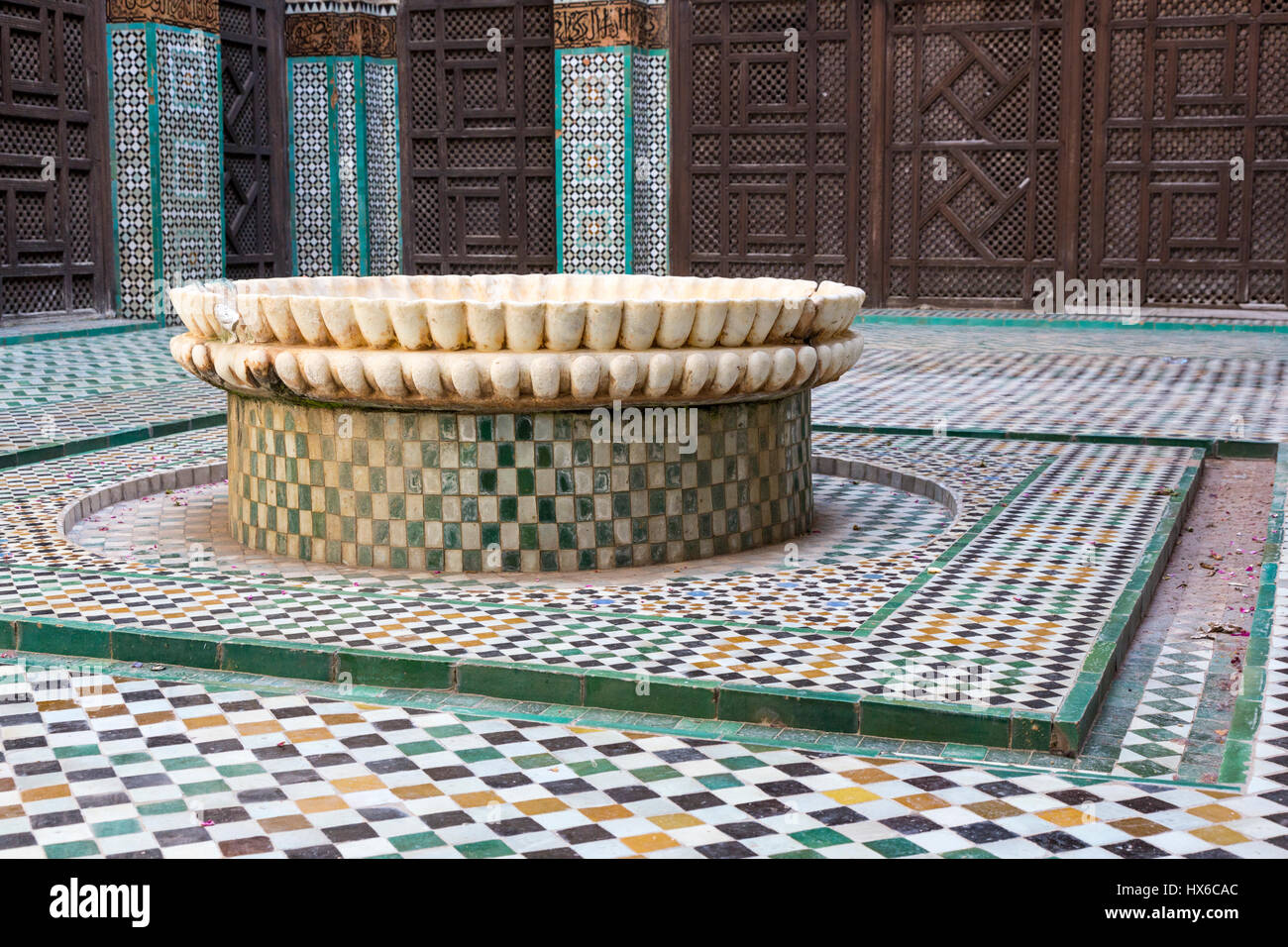 Meknes, Marocco. Medersa Bou Inania, 14th. Secolo. Cortile interno e una fontana. Foto Stock