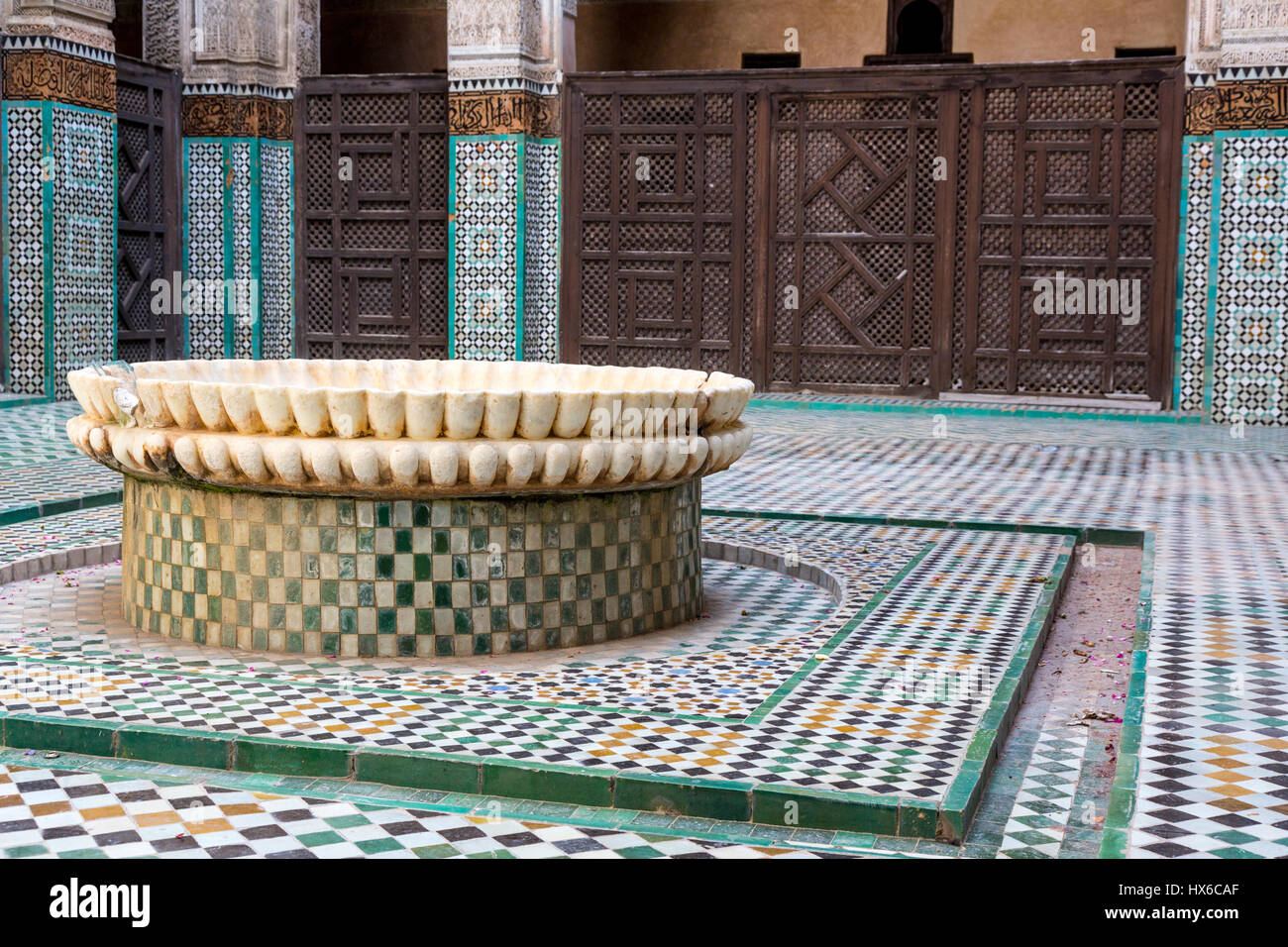 Meknes, Marocco. Medersa Bou Inania, 14th. Secolo. Cortile interno e una fontana. Foto Stock