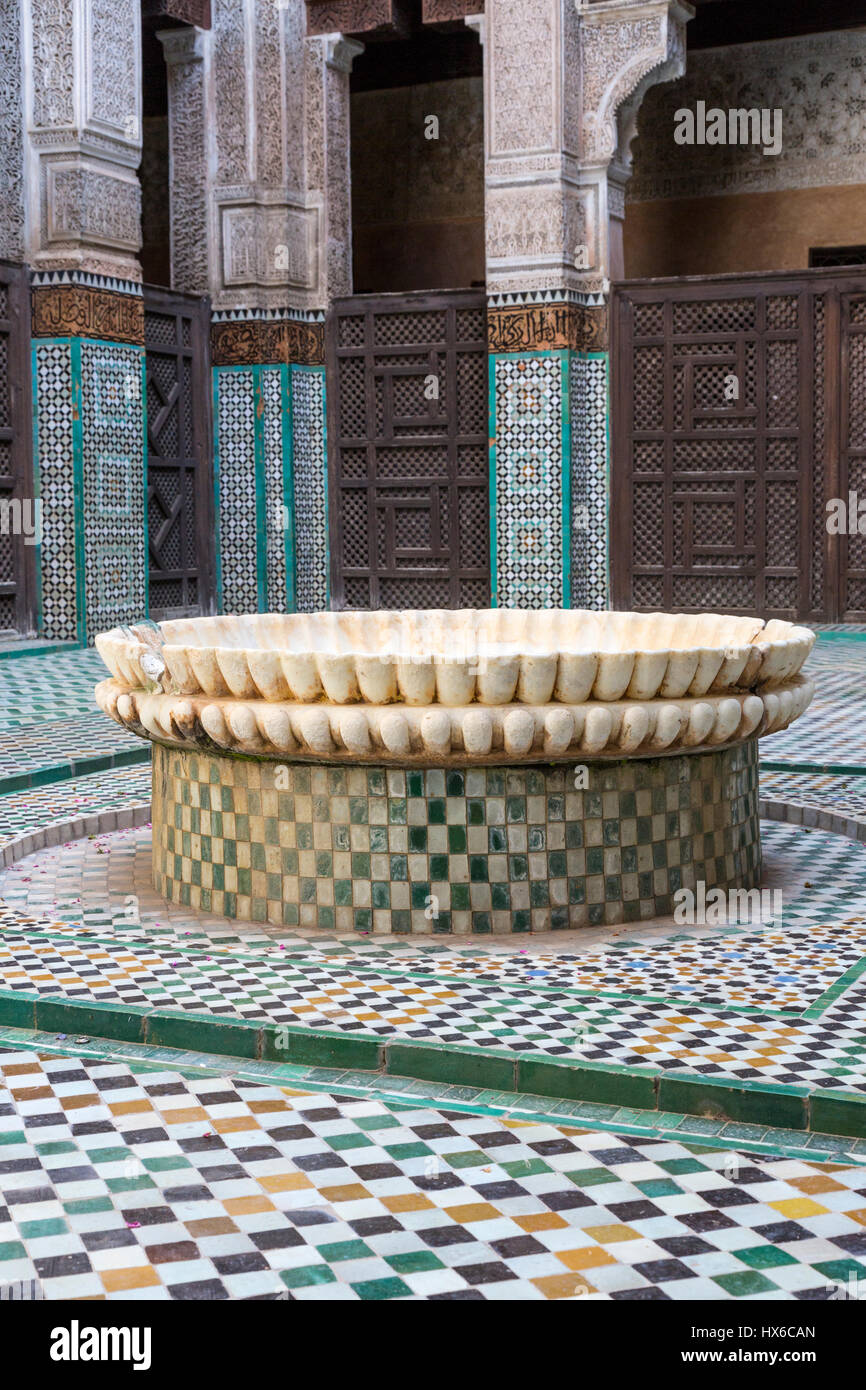 Meknes, Marocco. Medersa Bou Inania, 14th. Secolo. Cortile interno e una fontana. Foto Stock