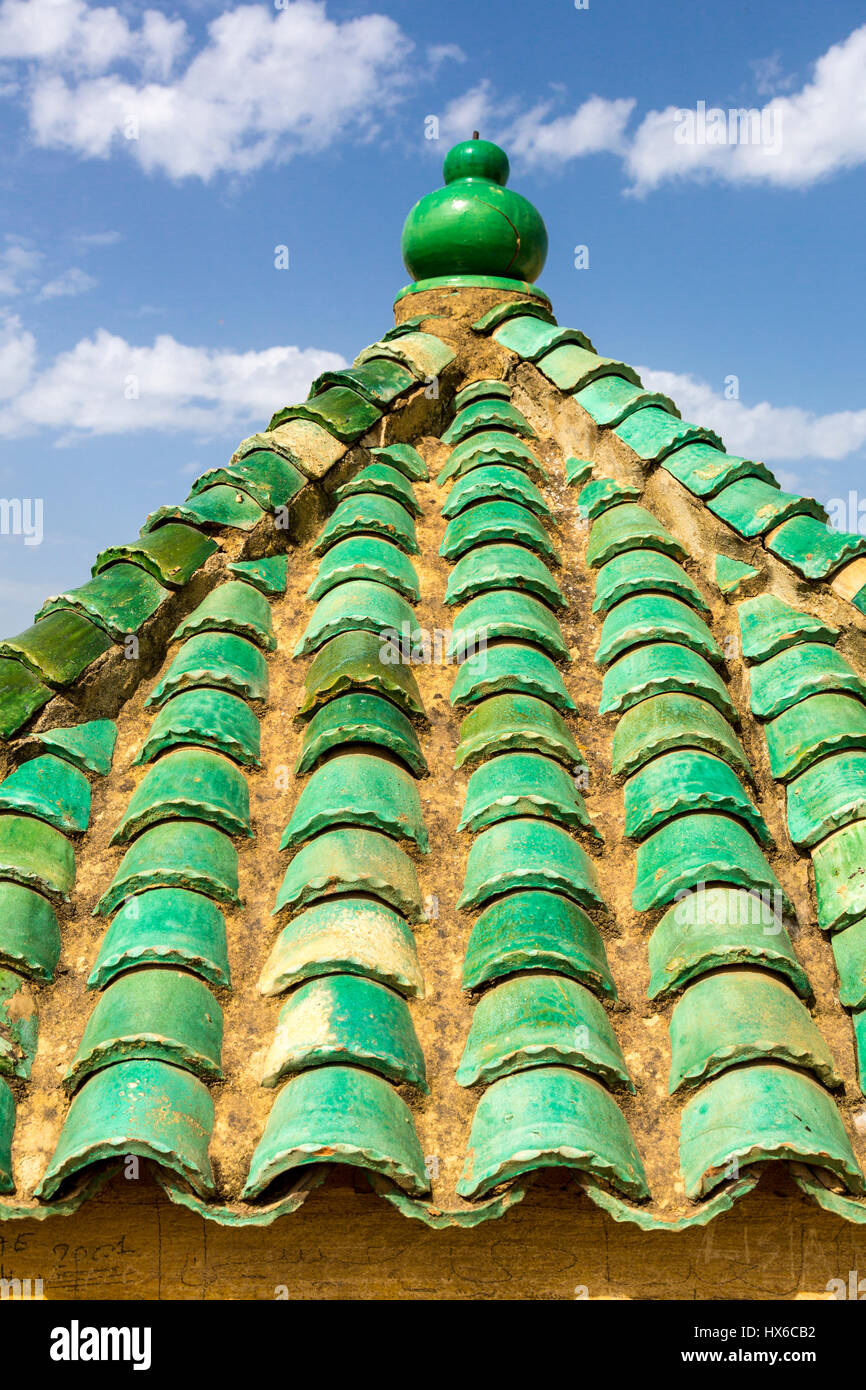 Meknes, Marocco. Medersa Bou Inania, 14th. Secolo. Tegole del tetto. Foto Stock