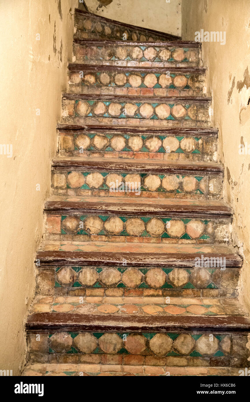 Meknes, Marocco. Madersa Bou Inania. Scala per gli studenti le celle al secondo piano. Foto Stock
