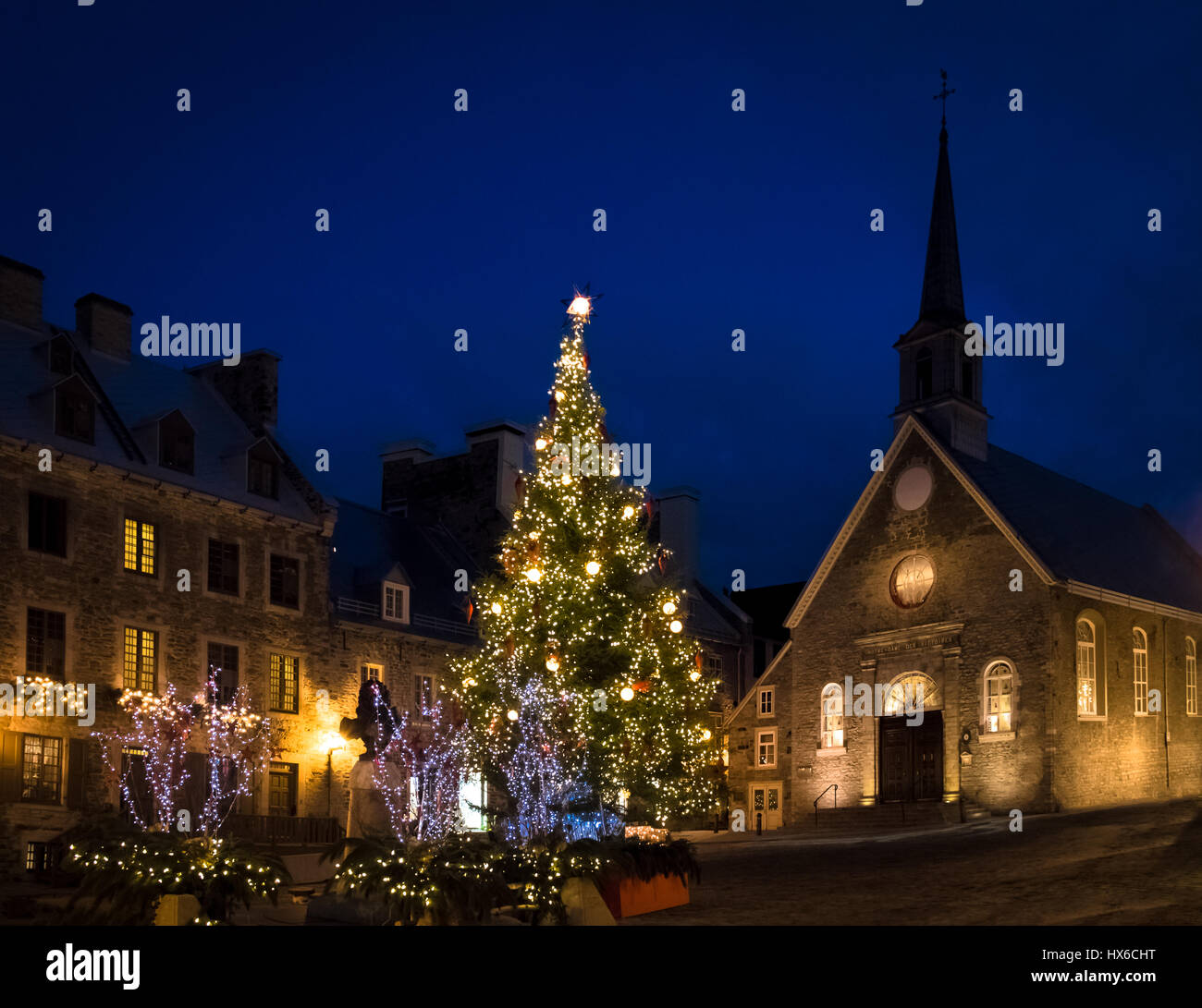 Place Royale (Royal Plaza) e la Cattedrale di Notre Dame des vittorie Chiesa decorato per il Natale di notte - Quebec City, in Canada Foto Stock