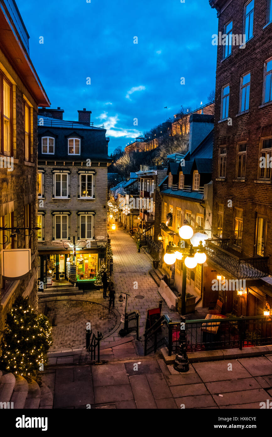 Rue du Petit-Champlain in basso a Città Vecchia (Basse-Ville) di notte Foto Stock