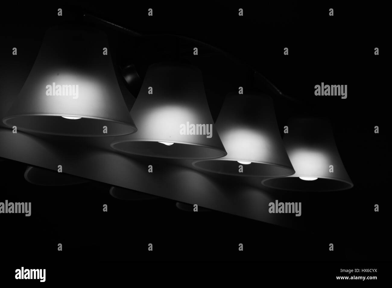 Immagine in bianco e nero di un apparecchio di illuminazione Foto Stock