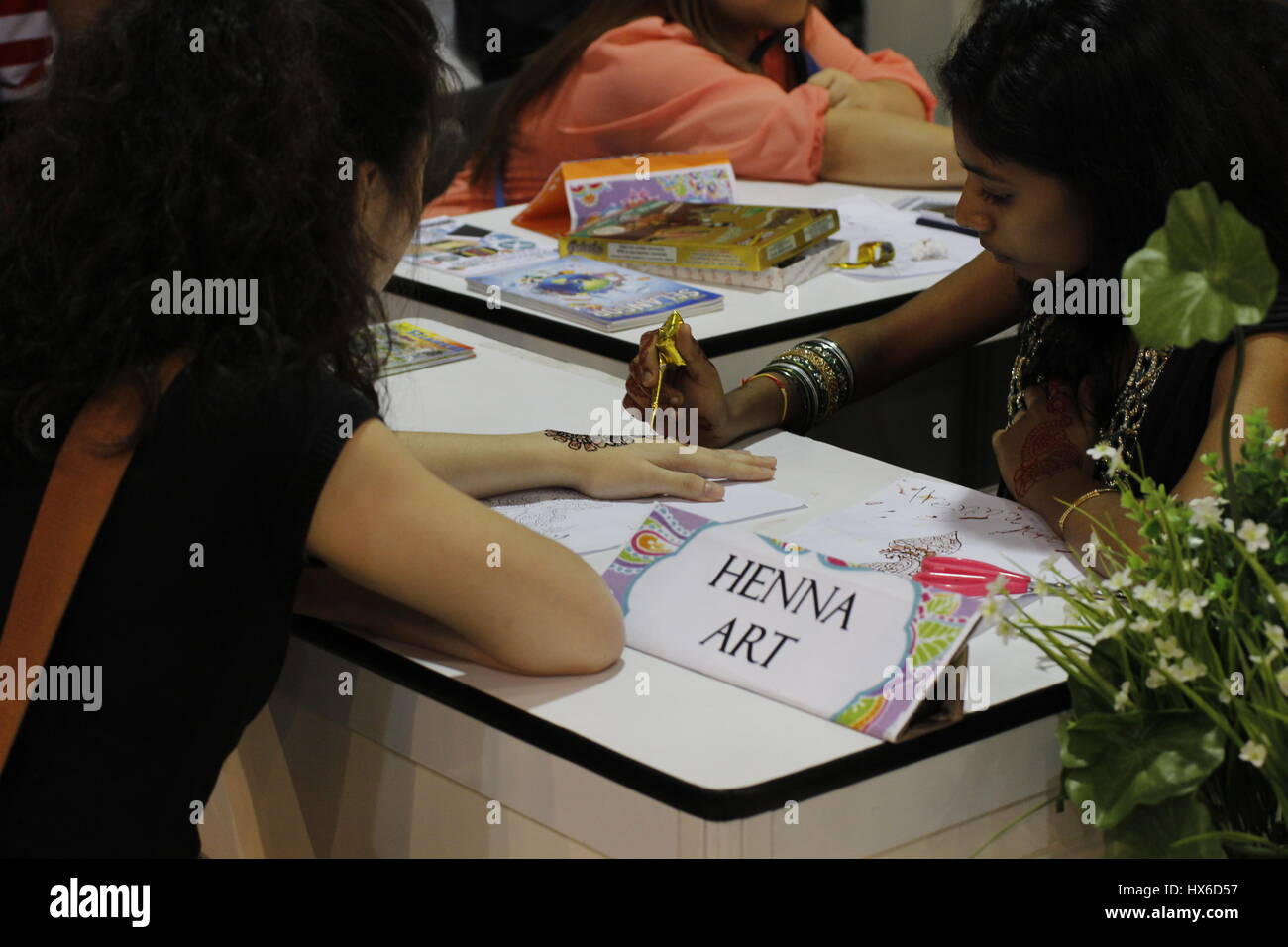 Donna applicando henna arte a portata di mano Foto Stock
