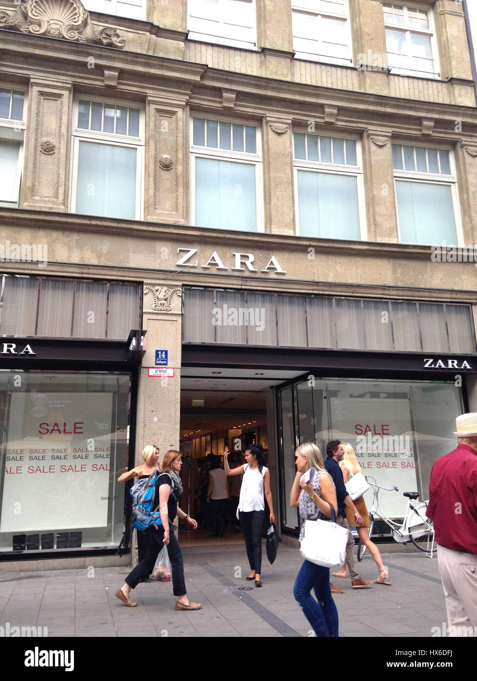 Zara shop on Kaufingerstrasse a Monaco di Baviera, Germania Foto Stock