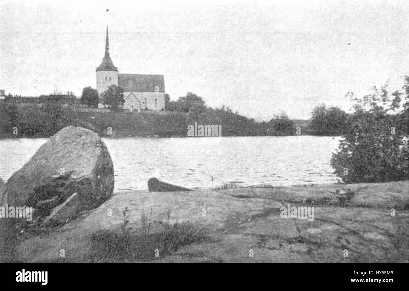 Sunds kyrka, situata in Svezia, è una bellissima chiesa costruita intorno al 1900. La sua architettura riflette il design della chiesa svedese dell'inizio del XX secolo, caratterizzato da elementi tradizionali di stile scandinavo. Foto Stock
