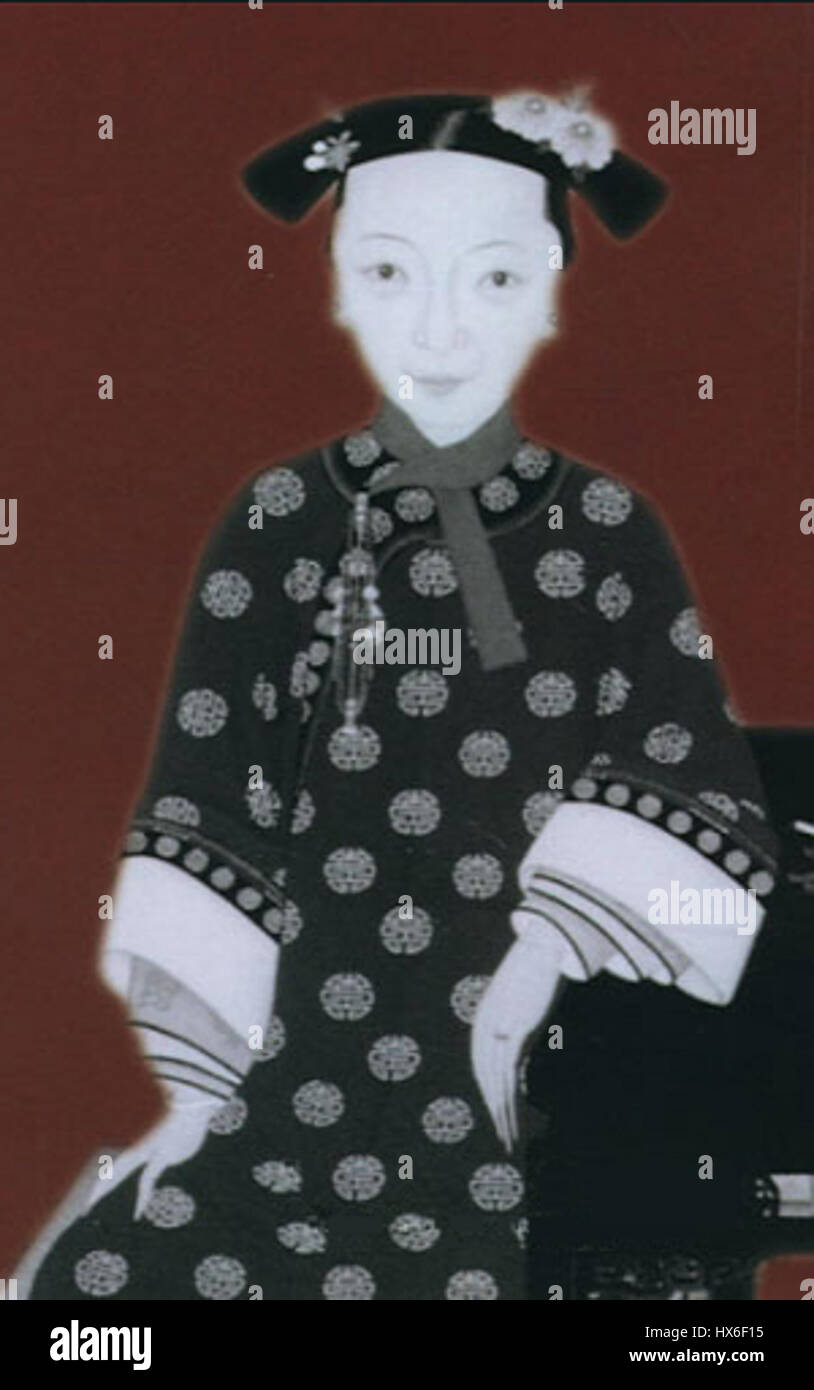 Questo ritratto raffigura l'imperatrice vedova Cixi, il potente e influente sovrano durante la tarda dinastia Qing in Cina. Il dipinto mostra il suo abbigliamento regale, simboleggiando la sua autorità e il ruolo fondamentale che ha svolto nel governo della Cina per quasi mezzo secolo. L'opera è una rappresentazione significativa della ritrattistica di corte Qing. Foto Stock