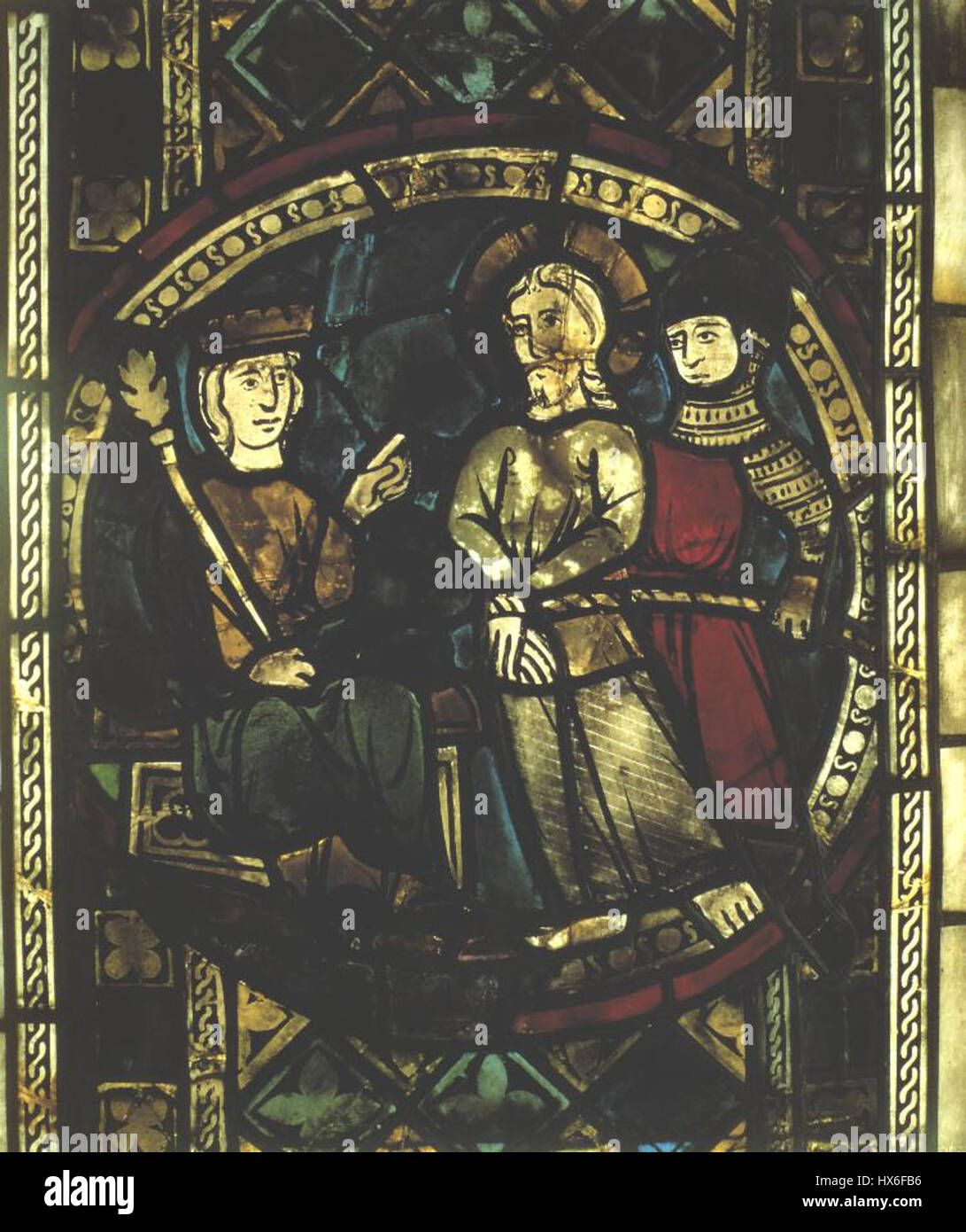 "Torun, Witraz Chrystus przed Pilatem" è un'opera d'arte in vetro colorato di Torun, Polonia, che raffigura Cristo prima di Pilato, catturando il momento biblico con dettagli artigianali e colori vivaci. Foto Stock