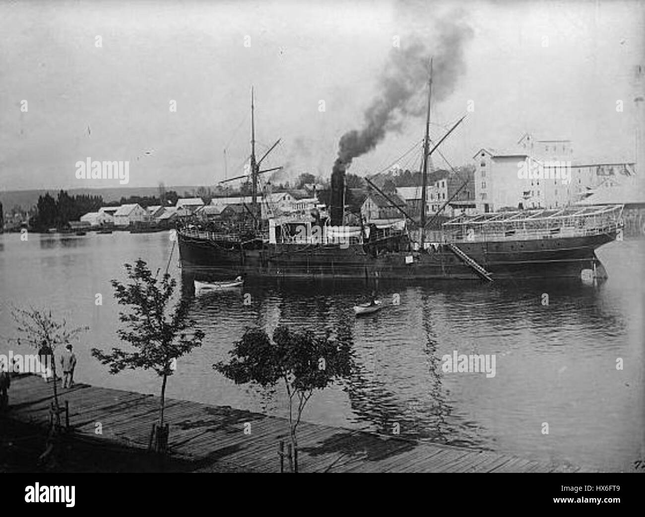 Il "Valdivia LOC" è una rappresentazione storica della città costiera di Valdivia in Cile. L'opera cattura l'architettura della città e l'ambiente naturale circostante, riflettendo il significato storico di questa regione durante l'era coloniale. Foto Stock
