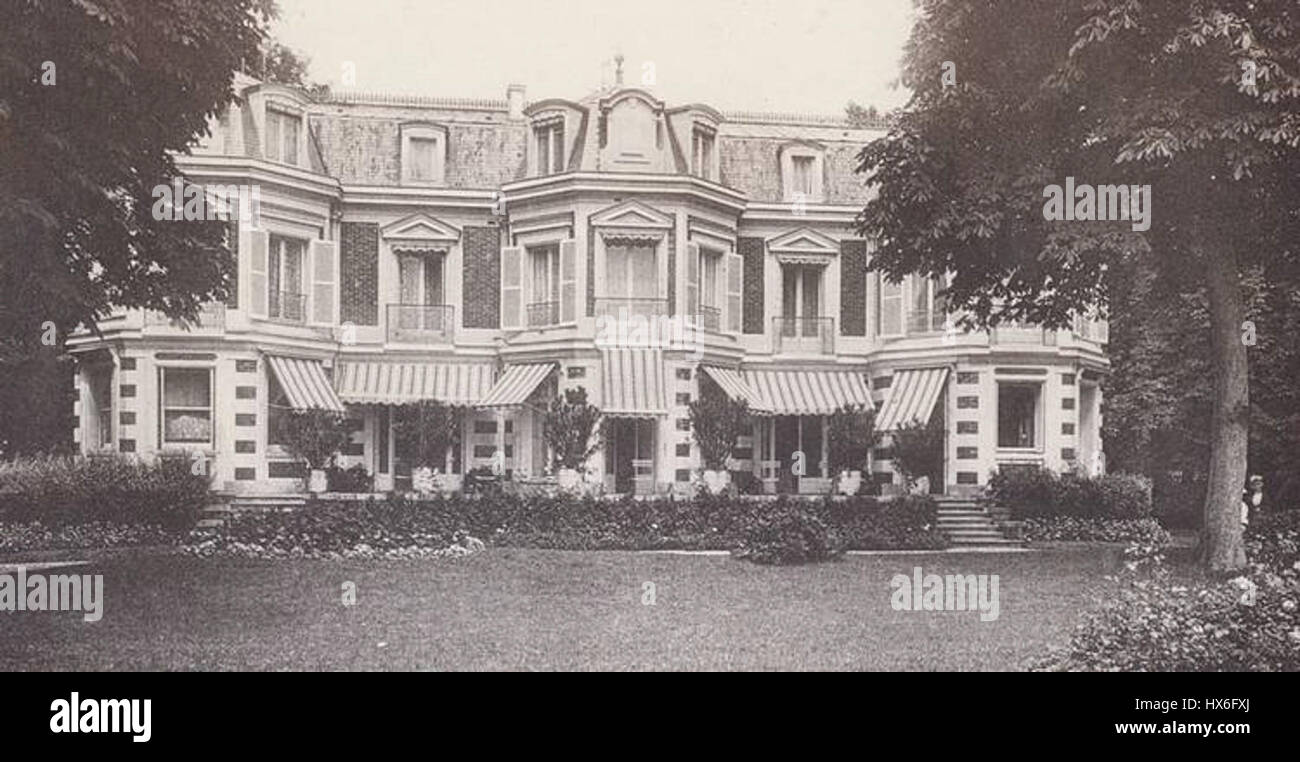 La Villa Desmarest, situata a Croissy, è un esempio di elegante architettura francese, con il suo design dettagliato e l'ambiente pittoresco che riflette la bellezza della vita residenziale francese durante il suo tempo. Foto Stock La Villa Desmarest, situata a Croissy, è un esempio di elegante architettura francese, con il suo design dettagliato e l'ambiente pittoresco che riflette la bellezza della vita residenziale francese durante il suo tempo. Foto Stock