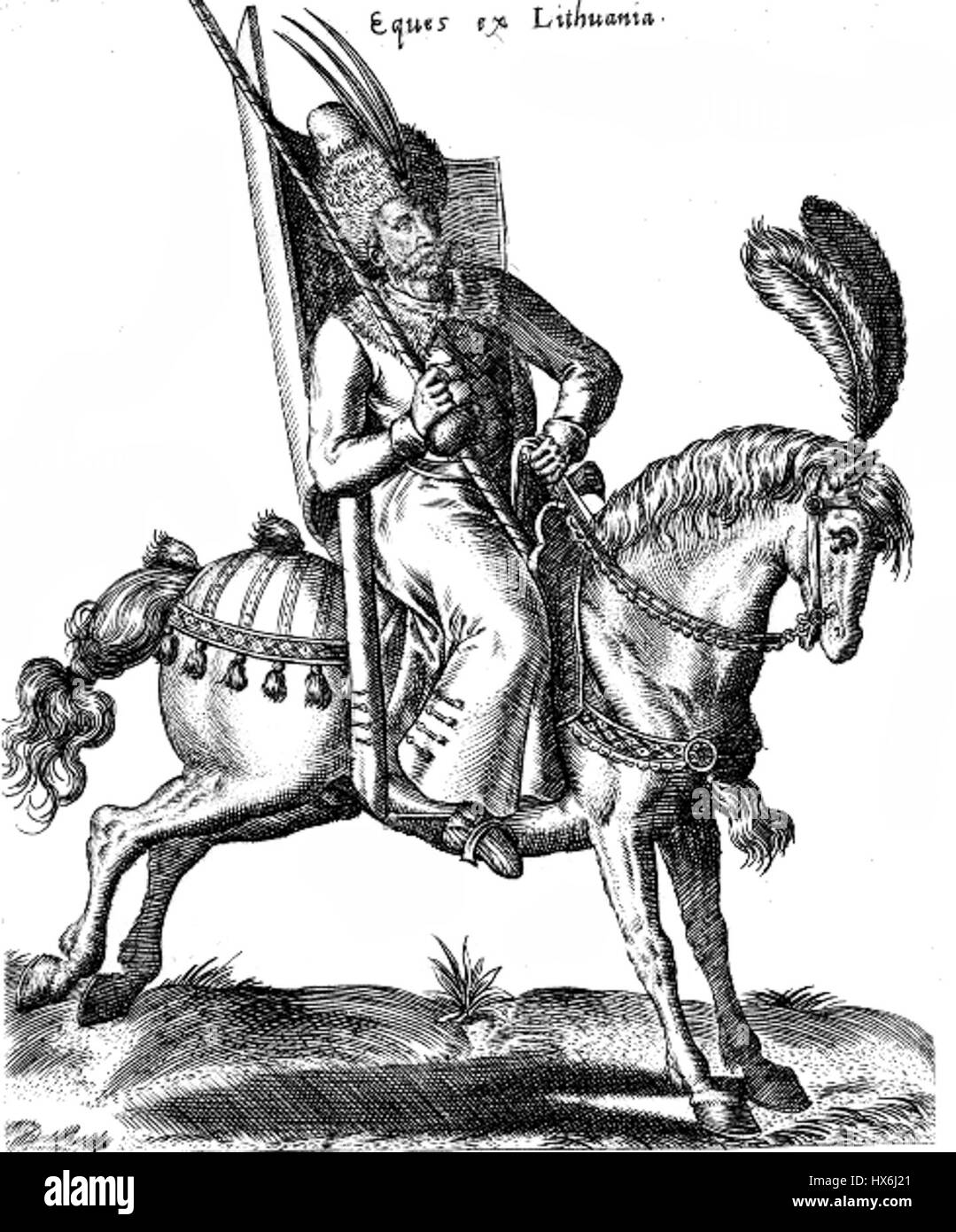 Un soldato lituano del XVI secolo è raffigurato in abiti storici, che riflettono l'uniforme militare e le armi dell'epoca. La figura rappresenta il ruolo della cavalleria lituana nel contesto militare del periodo. Foto Stock