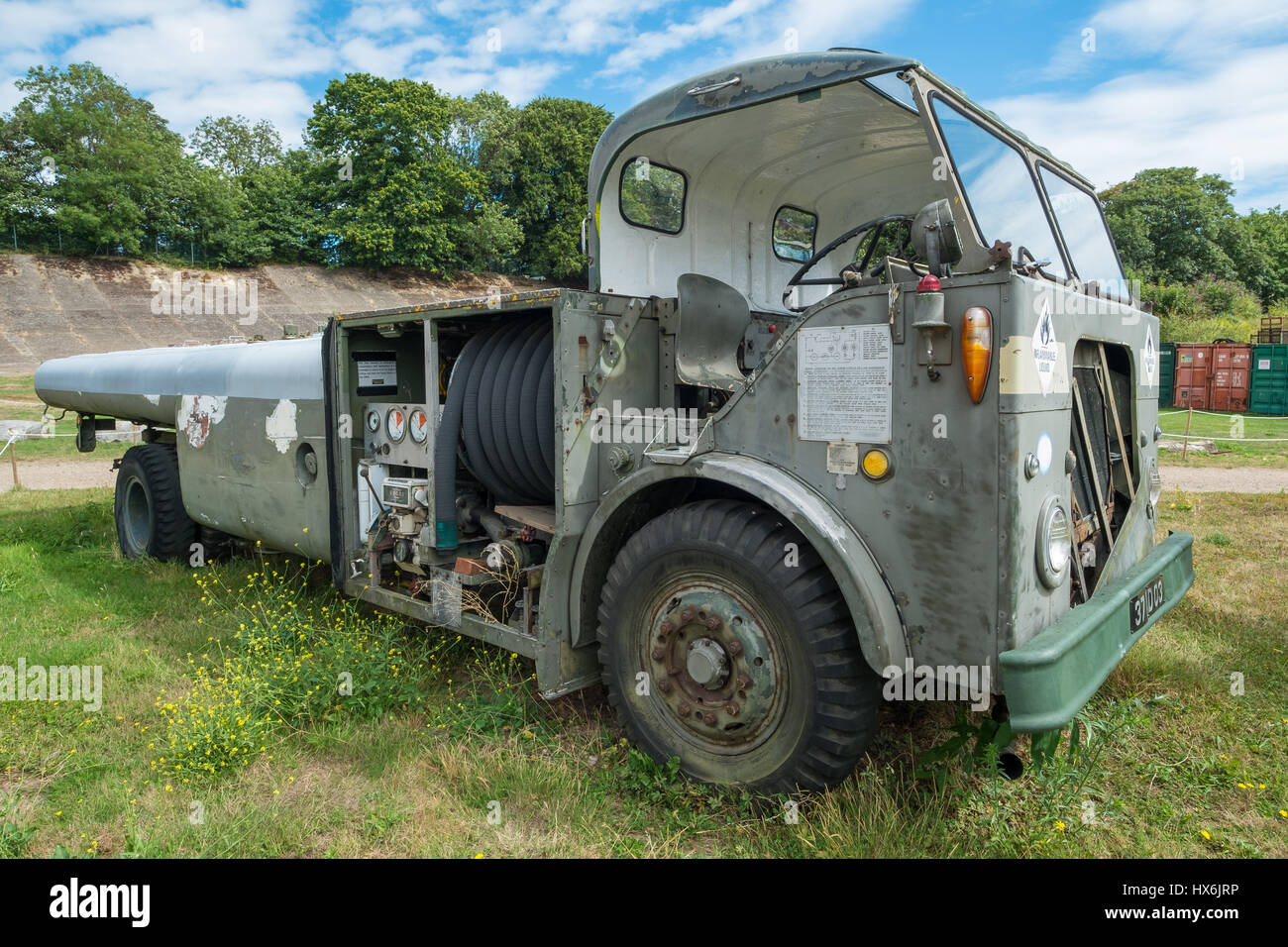 WEYBRIDGE, SURREY, Regno Unito - 9 agosto 2015: Aeroporto Vintage Tug vehical sul display a Brooklands Motor Museum in agosto 2015. Foto Stock
