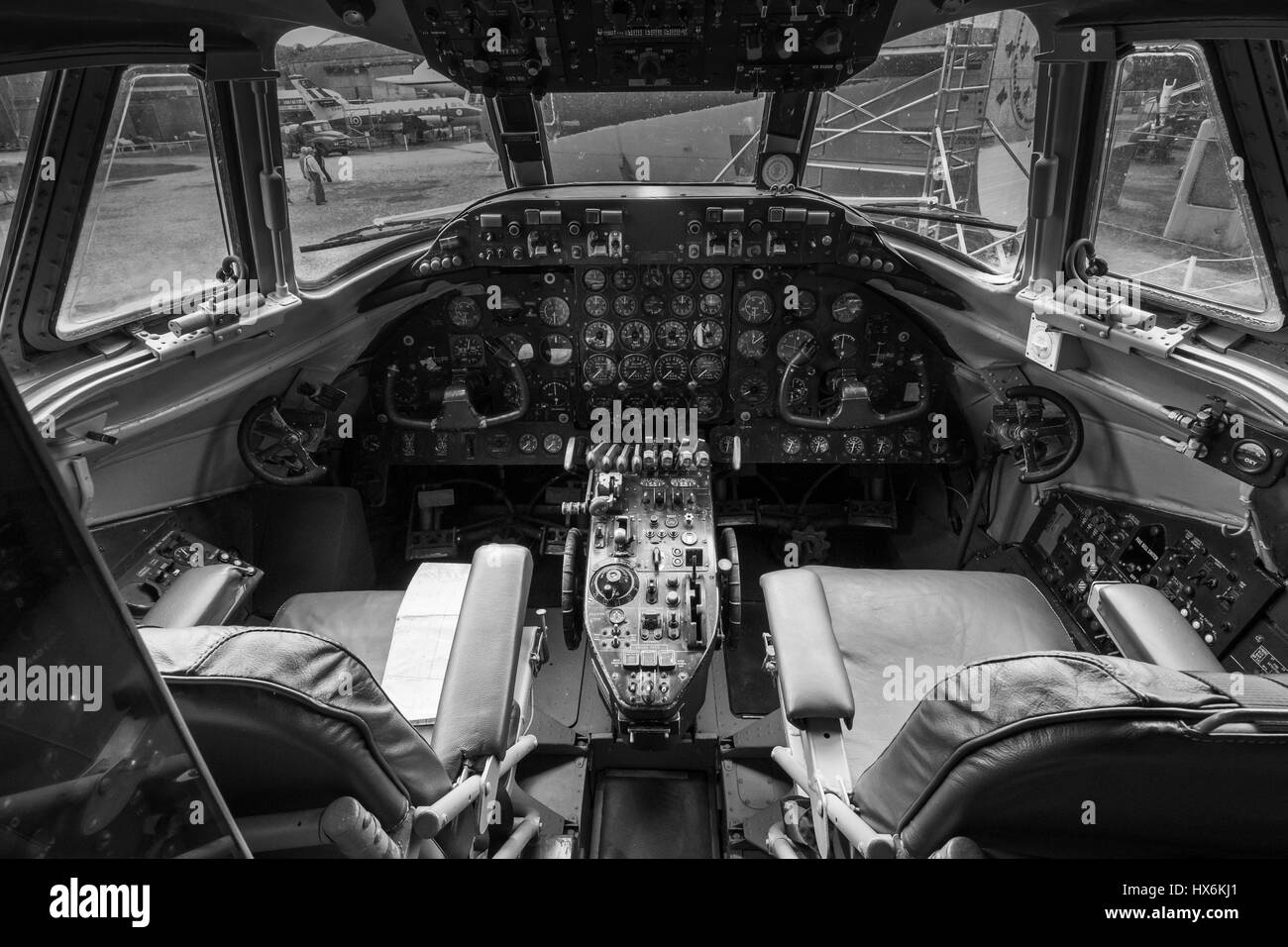 WEYBRIDGE, SURREY, Regno Unito - 9 agosto 2015: vista interna di una annata 806 Vickers Viscount cockpit aereo a motore di Brooklands Museum in agosto 2015. Foto Stock
