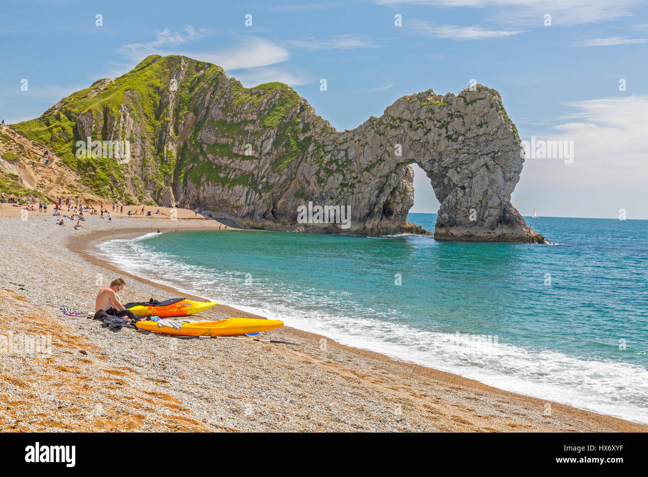 La pietra calcarea naturale arch conosciuta come porta di Durdle essendo ammirato dai due kayakers del mare si trova sulla costa sud-ovest percorso, Jurassic Coast, Dorset, Inghilterra Foto Stock