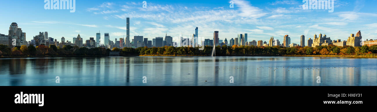 Mattina vista panoramica del centro cittadino di Manhattan grattacieli e il Central Park il serbatoio a caduta. La città di New York Foto Stock