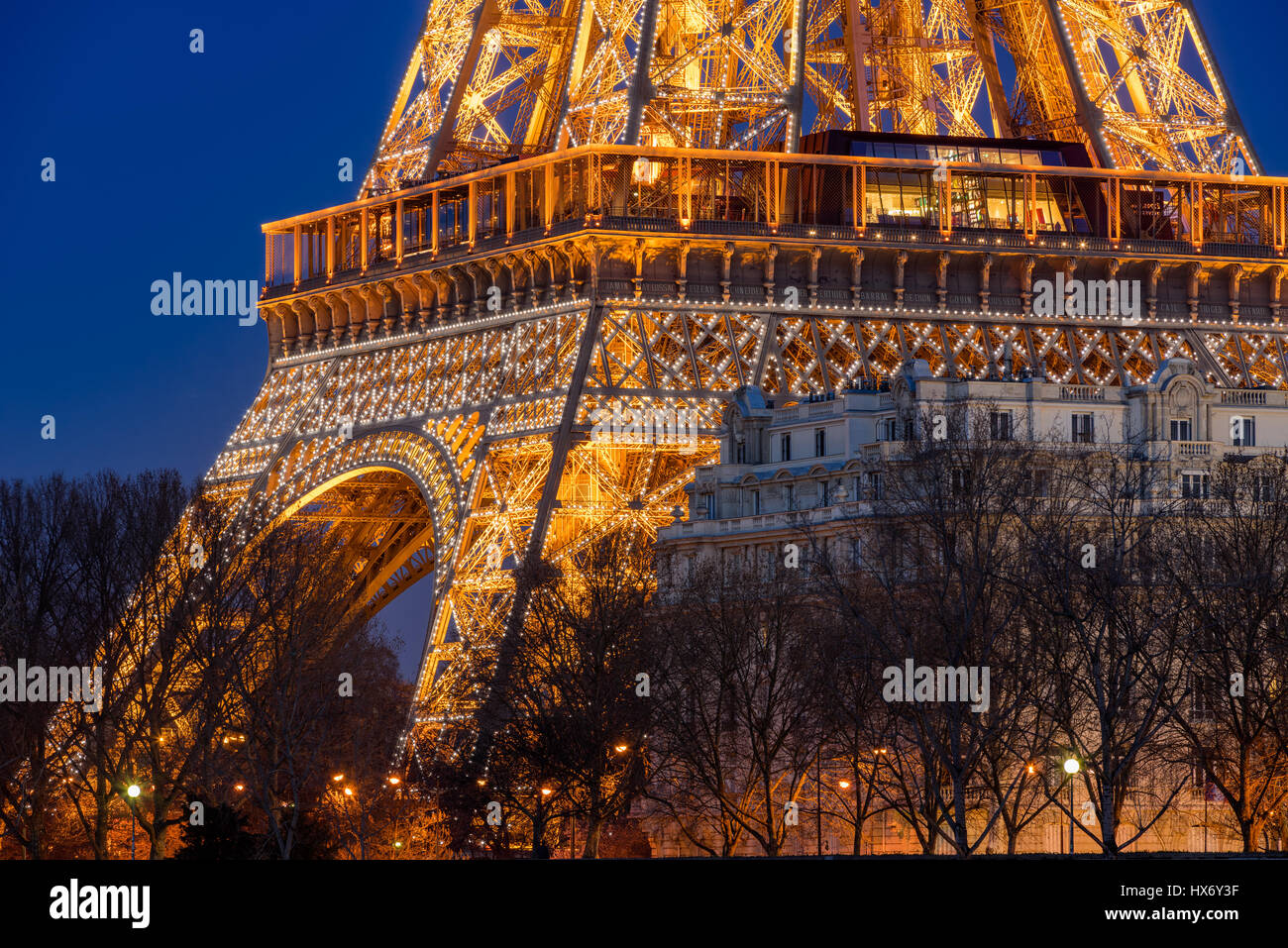 Close-up della Torre Eiffel illuminata di twilight, Parigi, Francia Foto Stock