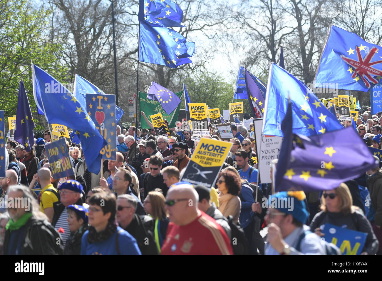 Pro-UE manifestanti prendere parte a marzo per l'Europa rally contro Brexit nel centro di Londra. Foto Stock