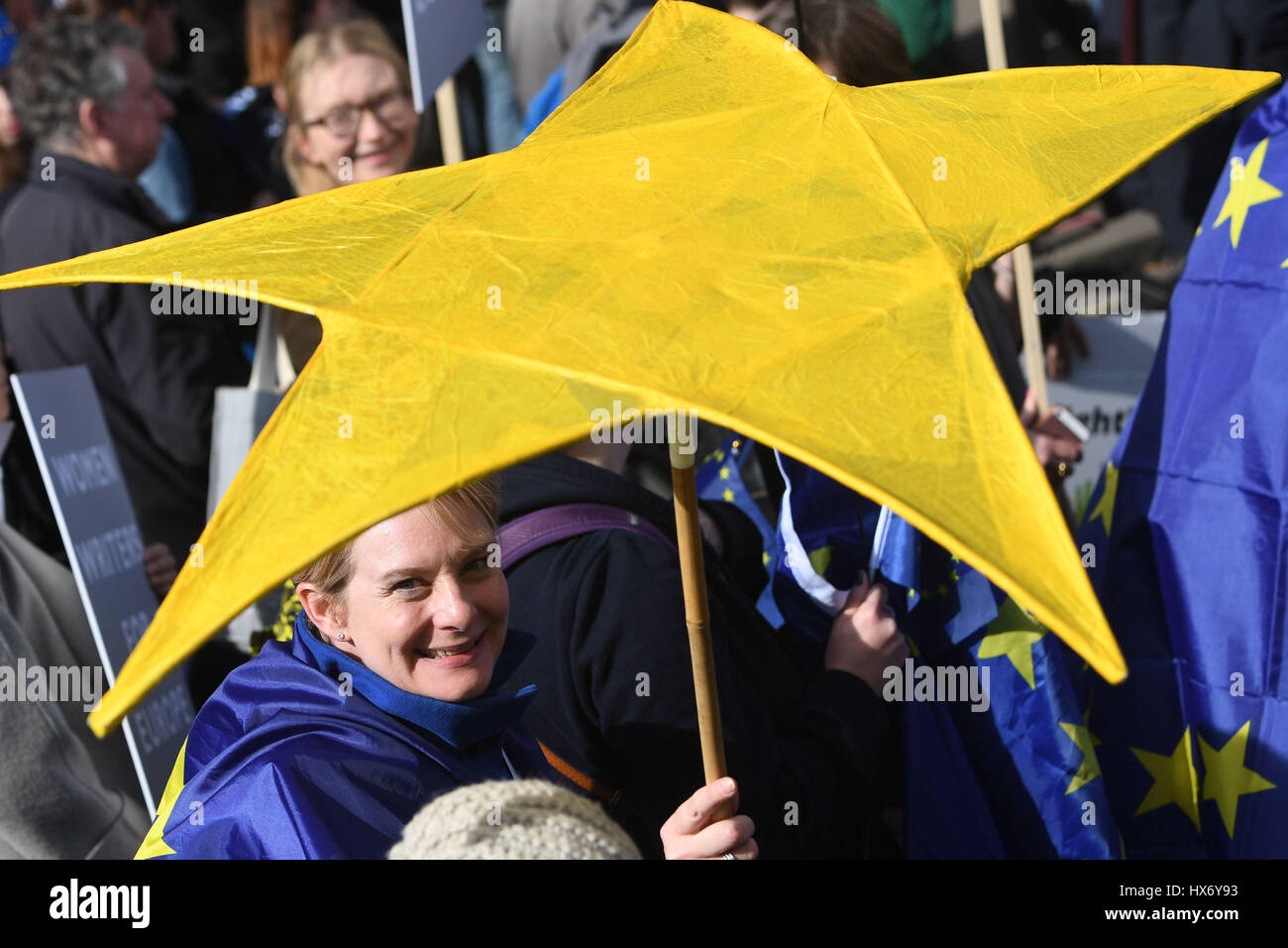 Una stella che simboleggia l'Unione europea viene trattenuto mediante un pro-UE protester prendendo parte ad un marzo per l'Europa rally contro Brexit nel centro di Londra. Foto Stock