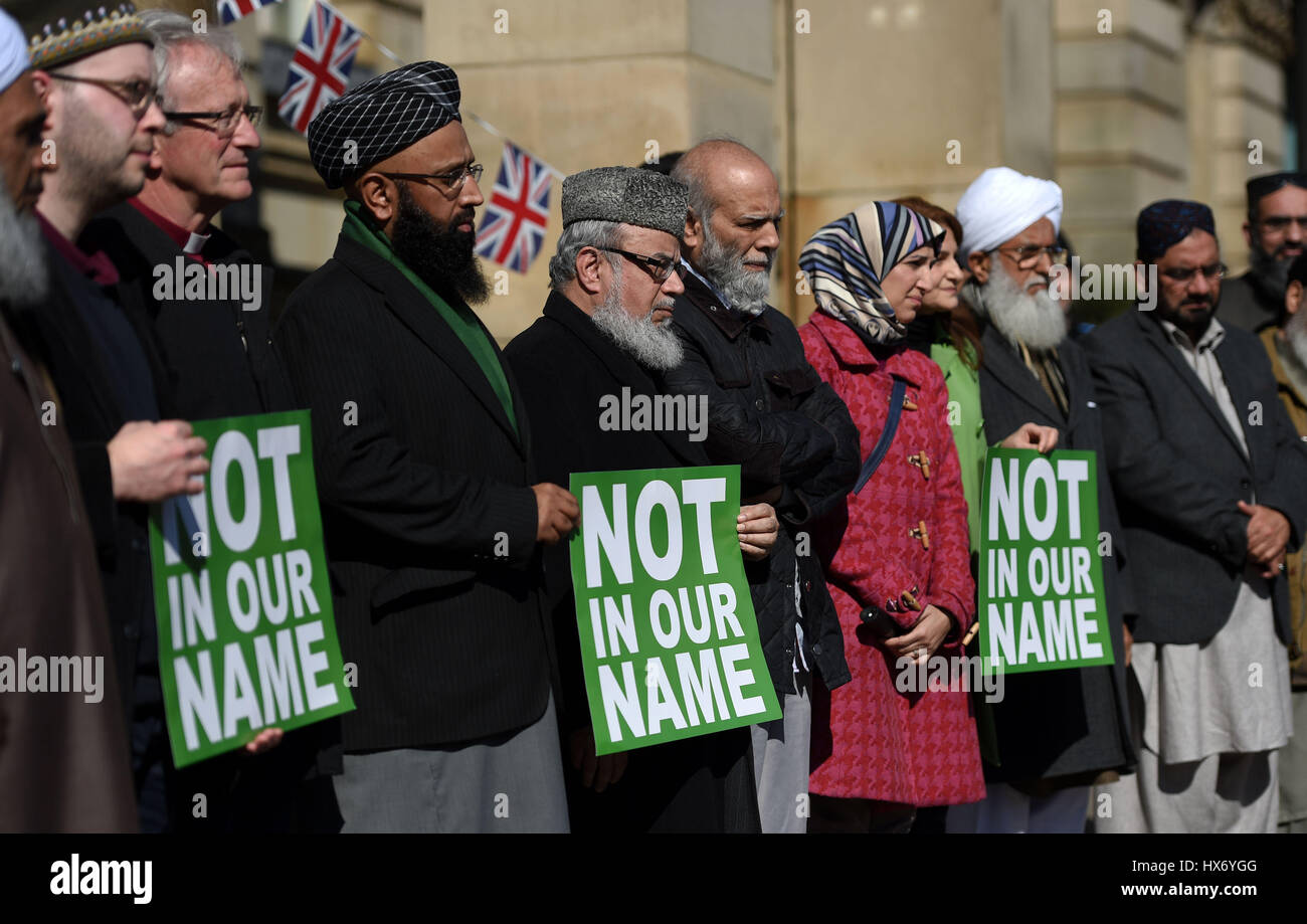 La fede leader provenienti da diversi gruppi religiosi unire le persone che prendono parte ad un #NotInOurName rally pubblica contro il terrorismo organizzato dai membri della comunità musulmana in Victoria Square, Birmingham. Foto Stock