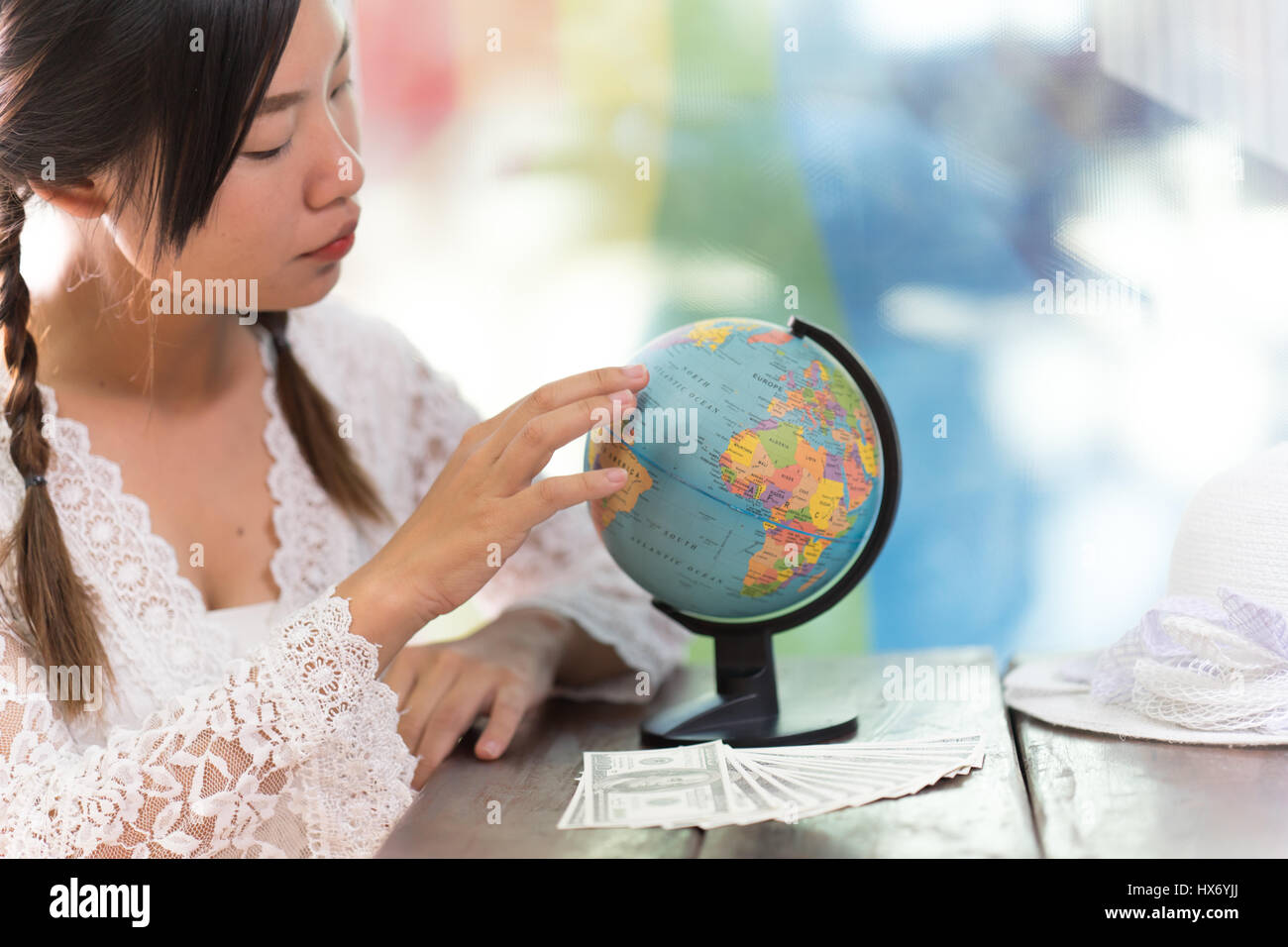 Le donne di esplorare il globo per pianificare i loro viaggi Foto Stock
