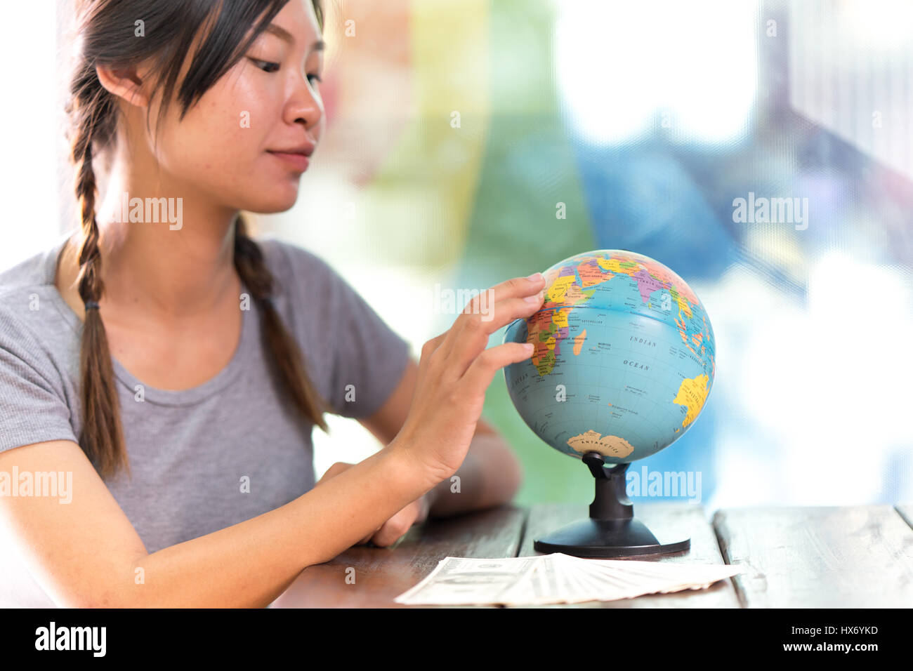 Le donne di esplorare il globo per pianificare i loro viaggi Foto Stock