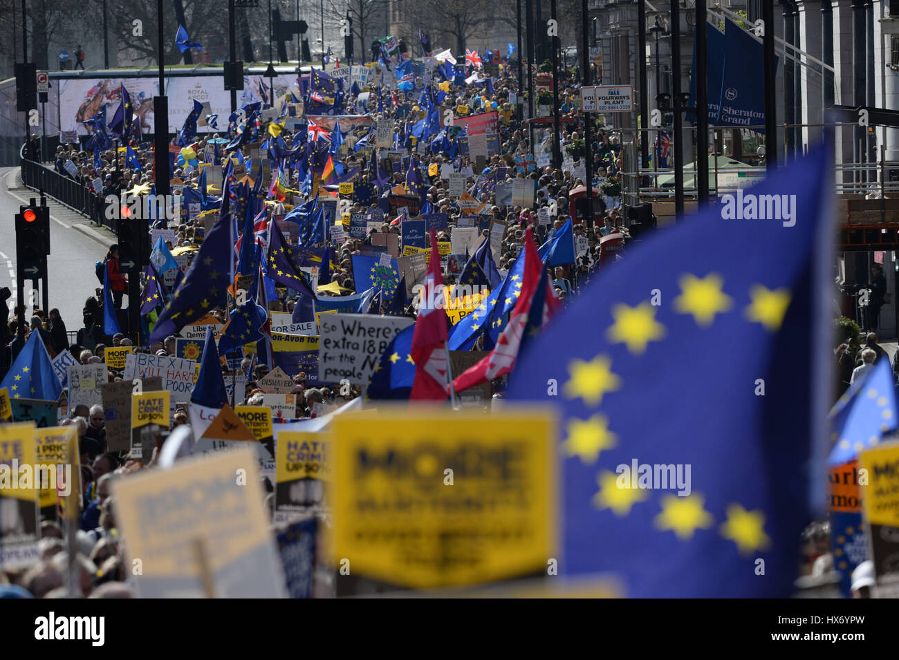 Cartelli e bandiere sono detenute da pro-UE manifestanti che partecipano a marzo per l'Europa rally contro Brexit nel centro di Londra. Foto Stock