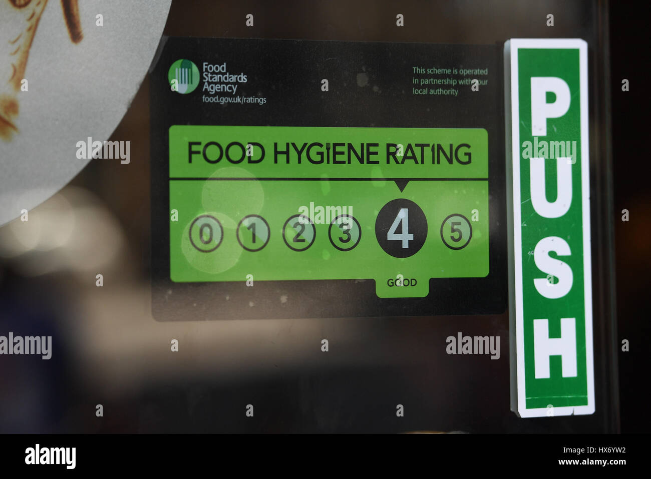 La Food Standards Agency rating un adesivo su una finestra di un ristorante nel centro di Londra. Un enorme divario in materia di igiene alimentare norme resta in tutto il Regno Unito, con uno a cinque ad alto o medio rischio-food non riuscendo a soddisfare norme, secondo uno studio. Foto Stock