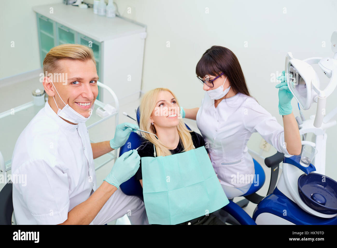 Il dentista uomo e donna assistente sono il trattamento di denti per cli Foto Stock
