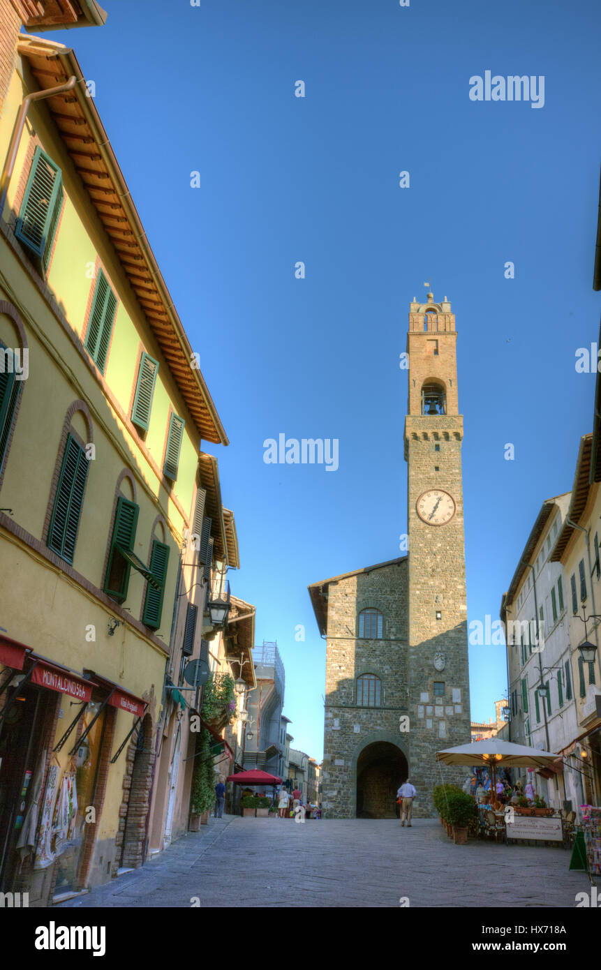 La piazza centrale di Montalcino, un bel villaggio conosciuto per il famoso vino Brunello Foto Stock