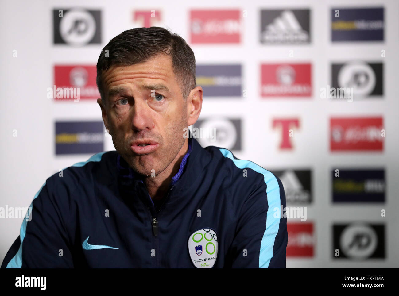 Manager sloveno Srecko Katanec durante la conferenza stampa a Hampden Park, Glasgow. Foto Stock