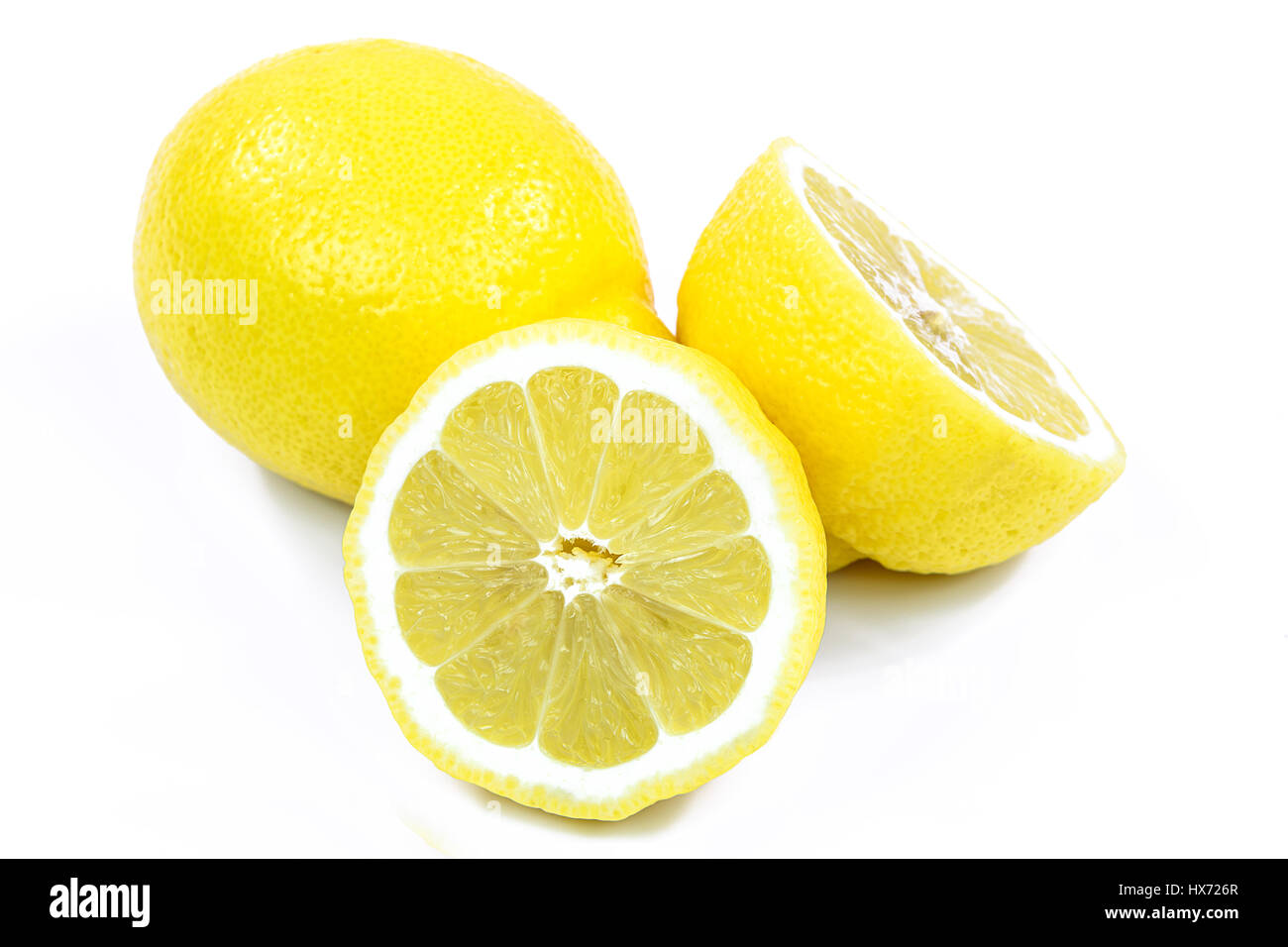 Due limoni freschi isolati su sfondo bianco. Foto Stock