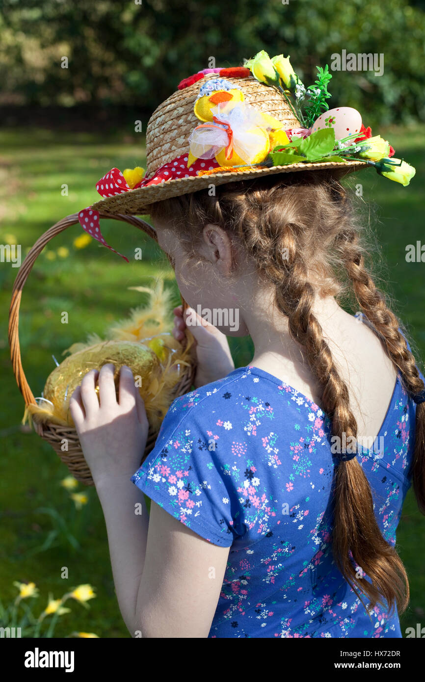 La ragazza con la Pasqua il cofano su un uovo di Pasqua Caccia in Lancashire, Regno Unito Foto Stock