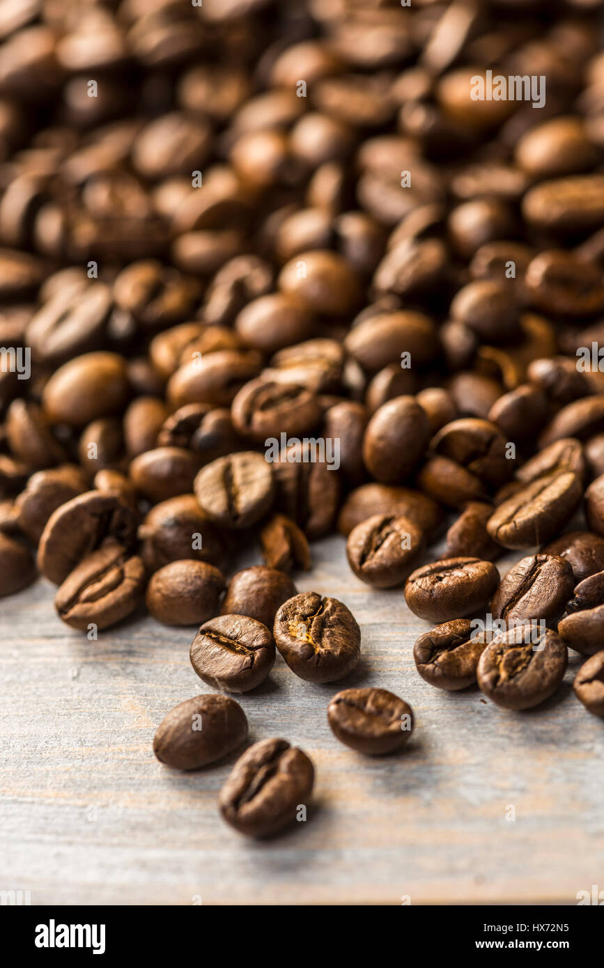 Chicchi di caffè tostati dipinto su tavola di legno Foto Stock