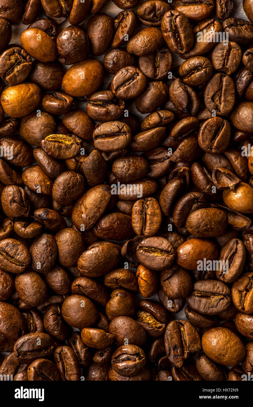 Chicchi di caffè tostati dipinto su tavola di legno Foto Stock