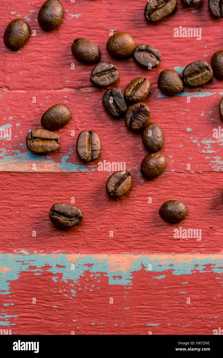 Chicchi di caffè tostati dipinto su tavola di legno Foto Stock