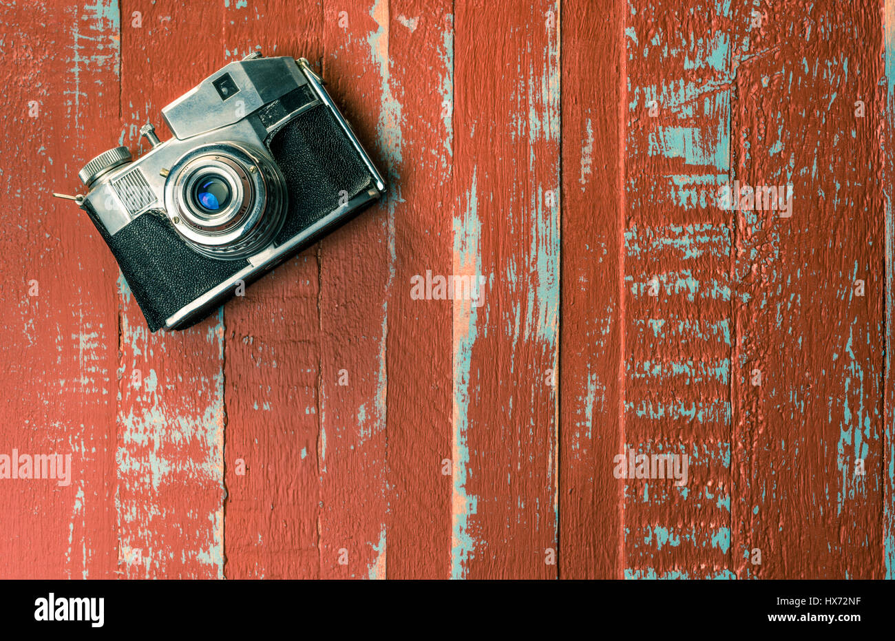 Bencini Comet S, 127 pellicola in rotolo, telecamera c1950 sul dipinto di blu e rosso di tavole di legno Foto Stock