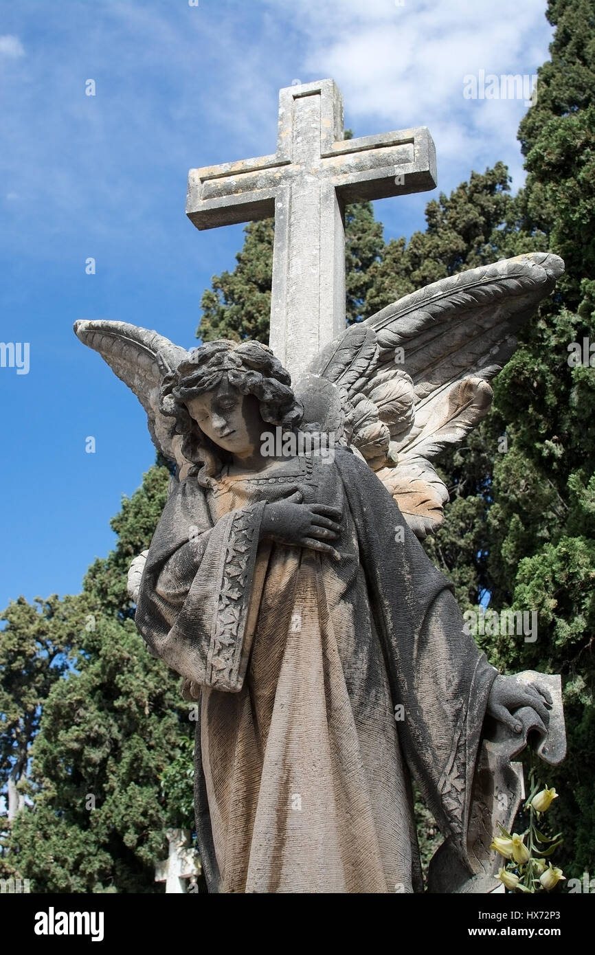 PALMA DE MALLORCA, Spagna - 23 Marzo 2017: Tanatori figlio Valenti Palma cimitero soleggiato angelo scultura e croce con cielo blu su Marzo 23, 2017 in PAL Foto Stock