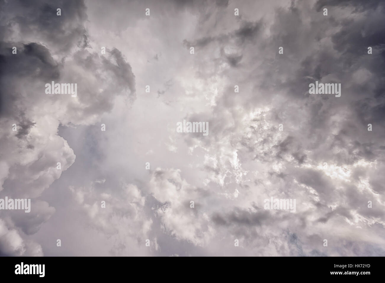 Cloudscape con cielo coperto da nuvole e nuvole grigio Foto Stock