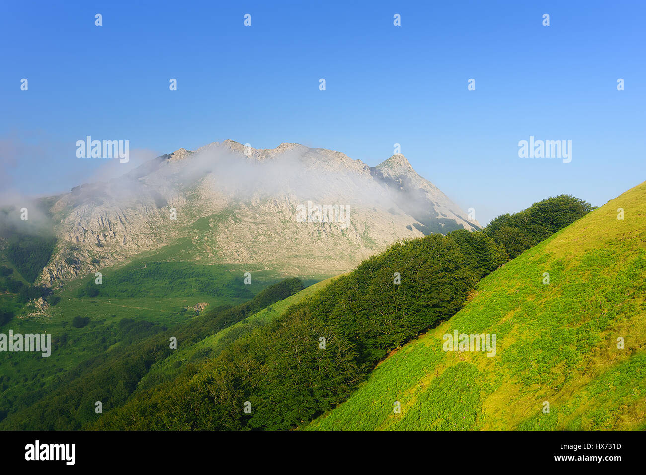 Foggy anboto montagna sulla giornata di sole Foto Stock