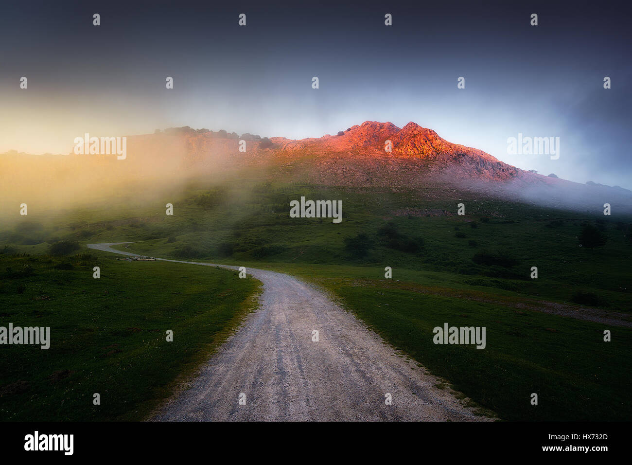 Percorso a foggy Anboto mountain al tramonto Foto Stock