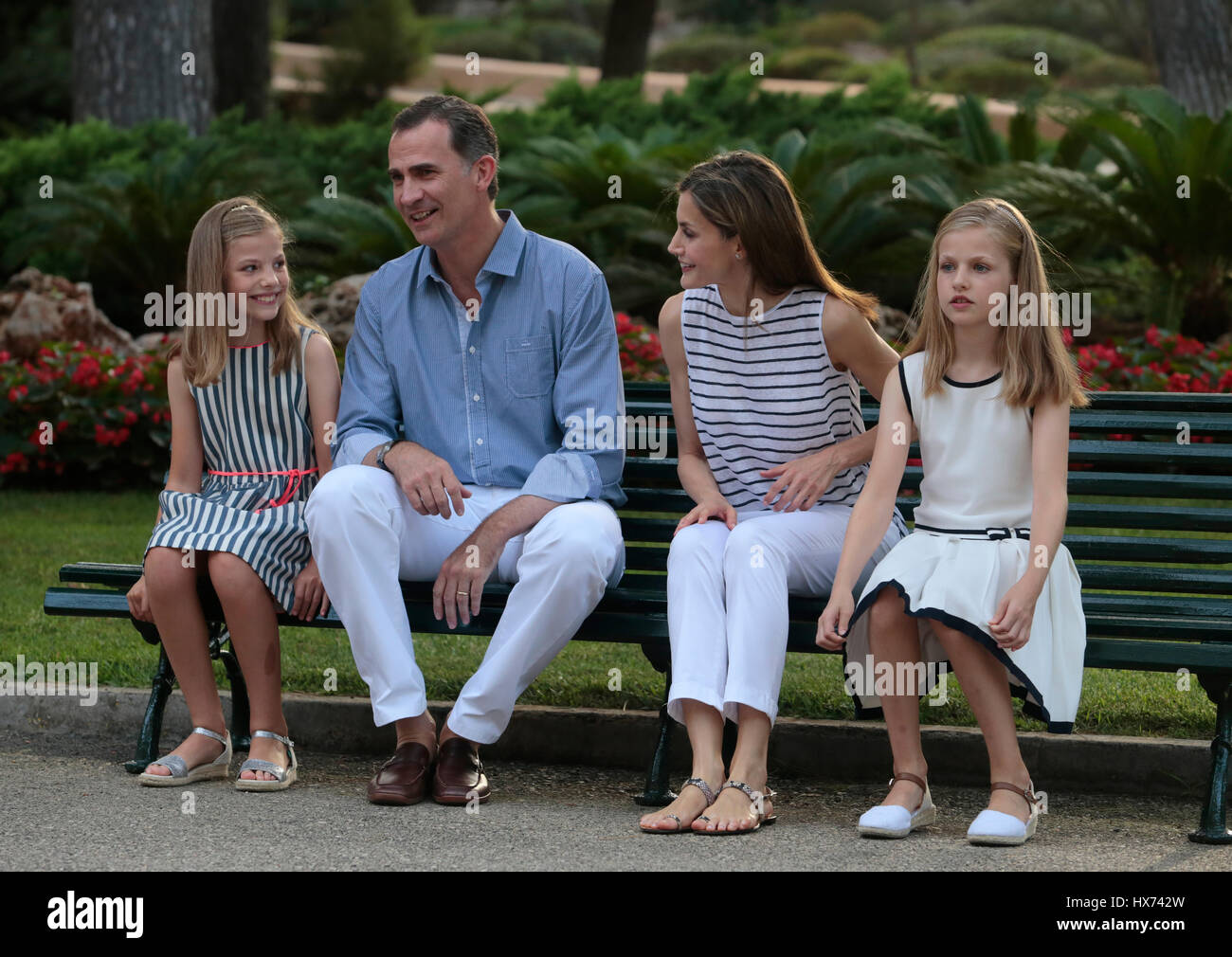 Spagna famiglia reale re Felipe e Regina Letizia con principesse Leonor (abito bianco) e Sofia posa al Marivent Palace Gardens Foto Stock