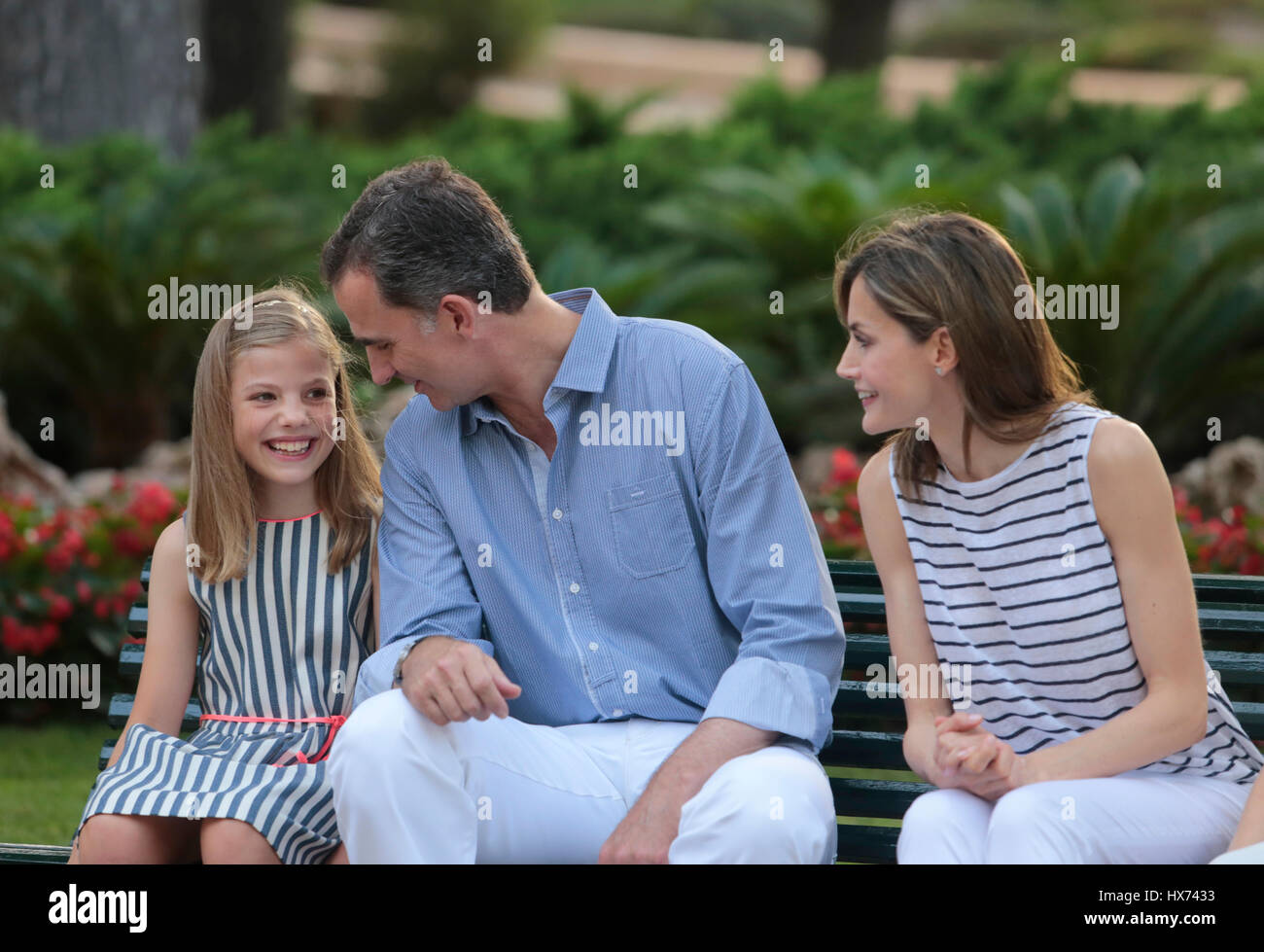 Spagna famiglia reale posa al Marivent Palace giardini durante le loro vacanze estive in l'isola spagnola di Maiorca Foto Stock