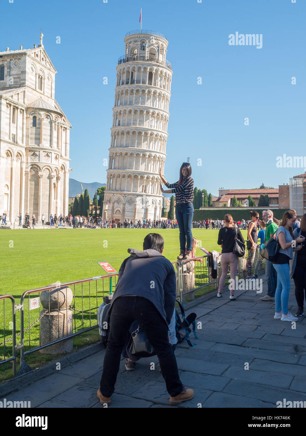 Scattare una foto azienda Pisa La Torre Pendente Foto Stock