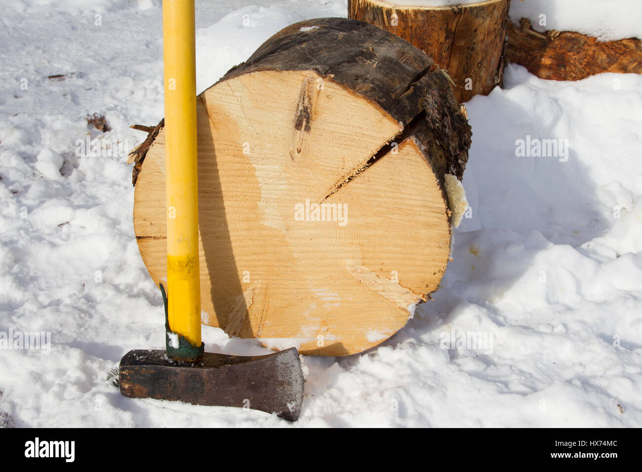 Pronto per l'inverno di legna da ardere la suddivisione con un grande hefty ax Foto Stock